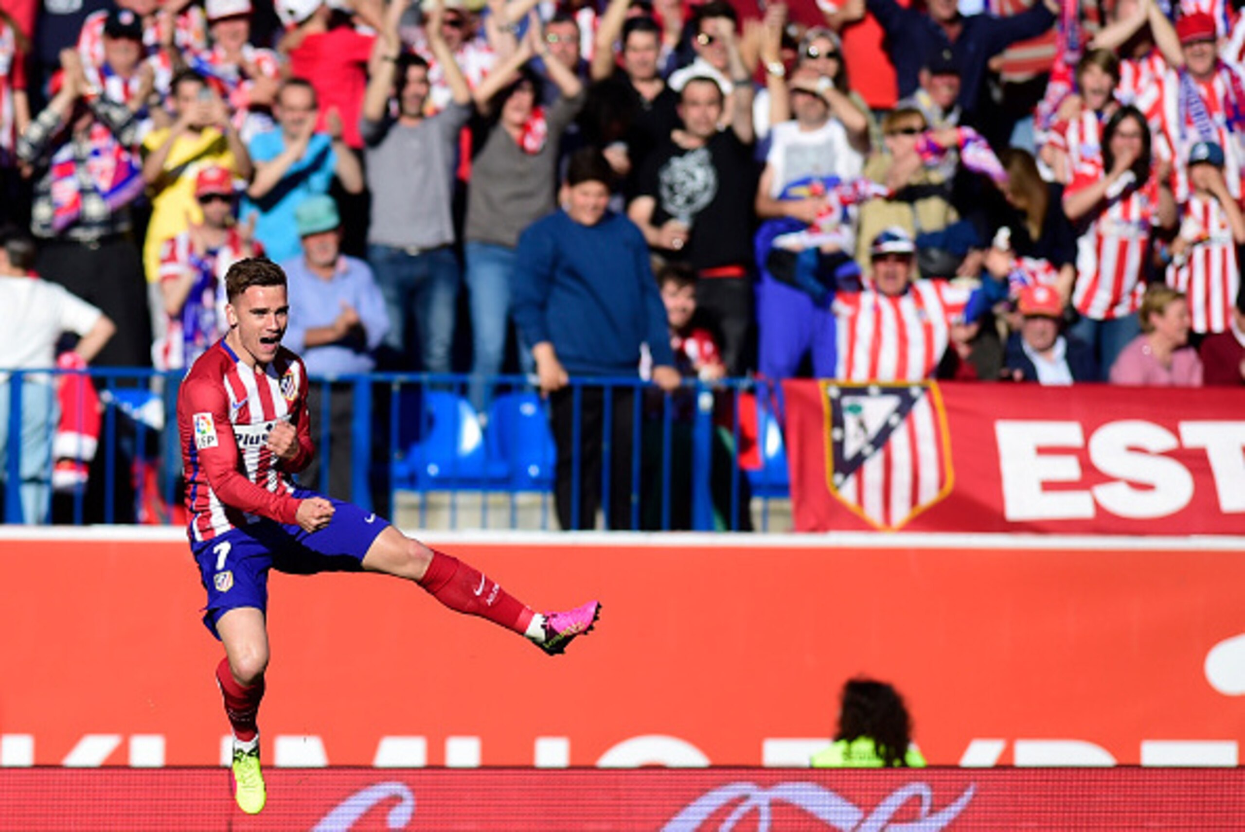 Atletico Madrid's French forward Antoine Griezmann celebrates a goal during the Spanish league football match Club Atletico de Madrid vs CF Rayo Vallecano at the Vicente Calderon stadium in Madrid on April 30, 2016. / AFP / PIERRE-PHILIPPE MARCOU        (