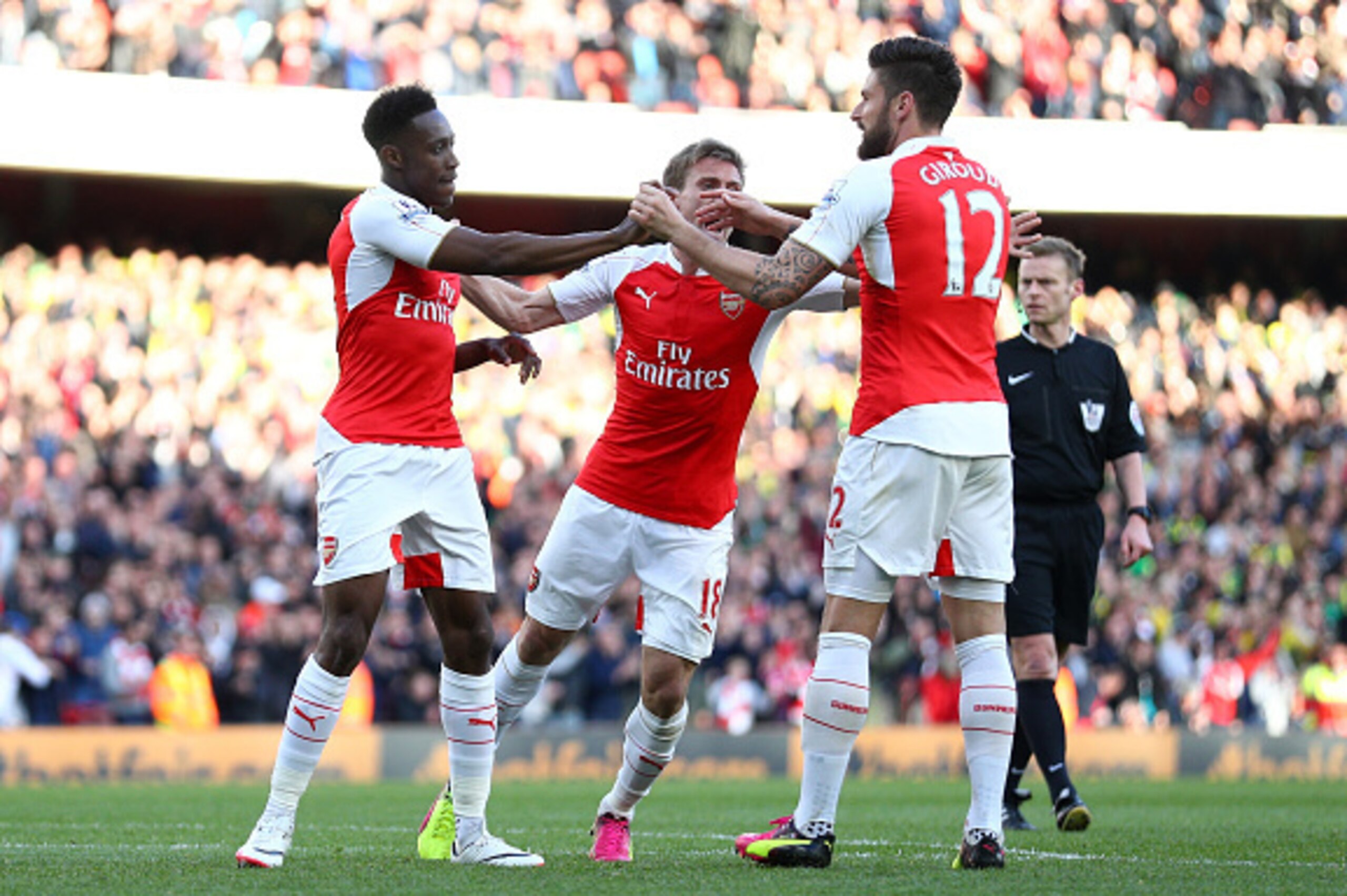 LONDON, ENGLAND - APRIL 30:  Danny Welbeck of Arsenal celebrates scoring the opening goal with Olivier Giroud (R) during the Barclays Premier League match between Arsenal and Norwich City at The Emirates Stadium on April 30, 2016 in London, England  (Phot