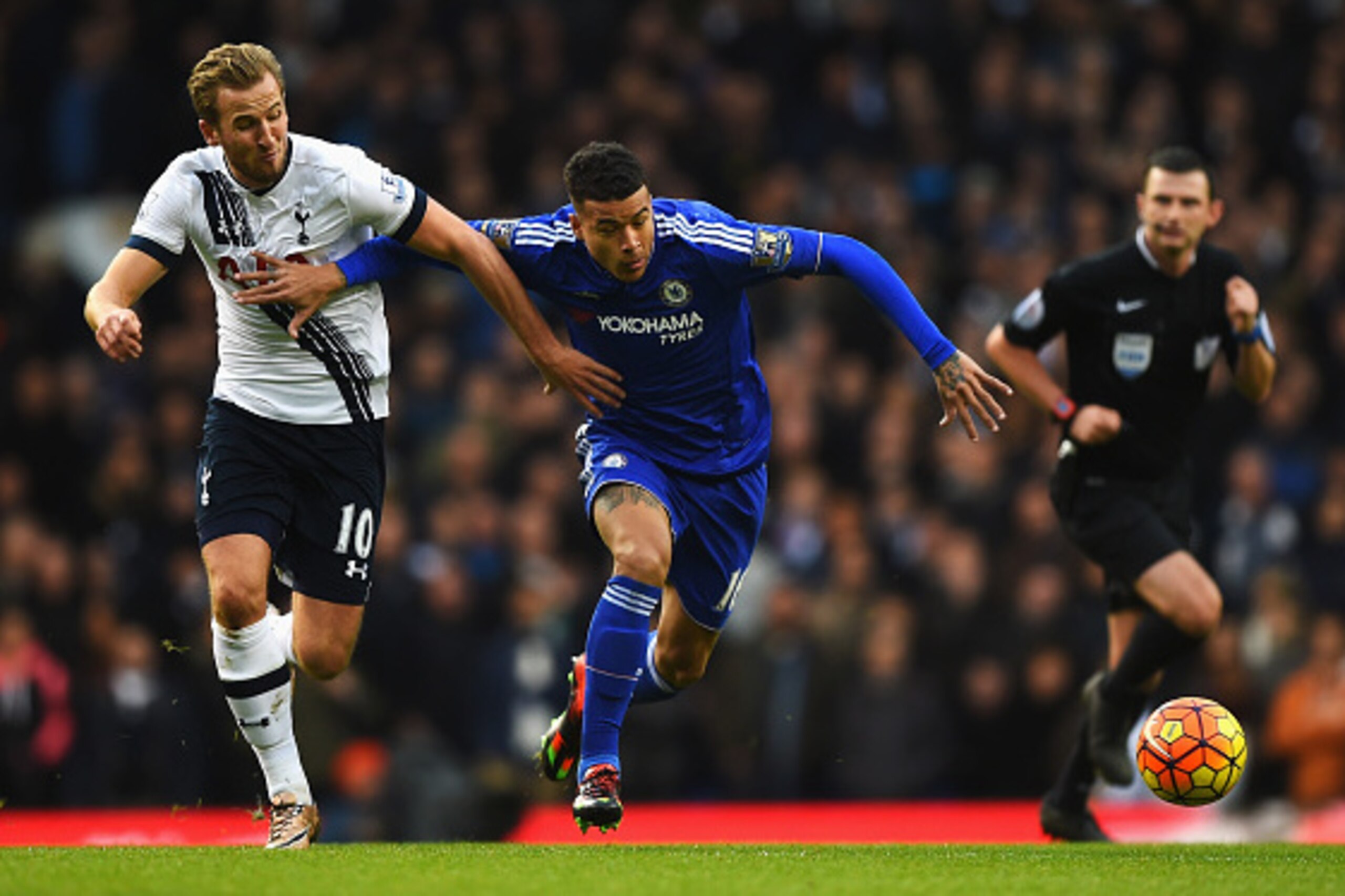 LONDON, ENGLAND - NOVEMBER 29:  Harry Kane of Tottenham Hotspur battles with Kenedy of Chelsea during the Barclays Premier League match between Tottenham Hotspur and Chelsea at White Hart Lane on November 29, 2015 in London, England.  (Photo by Shaun Bott
