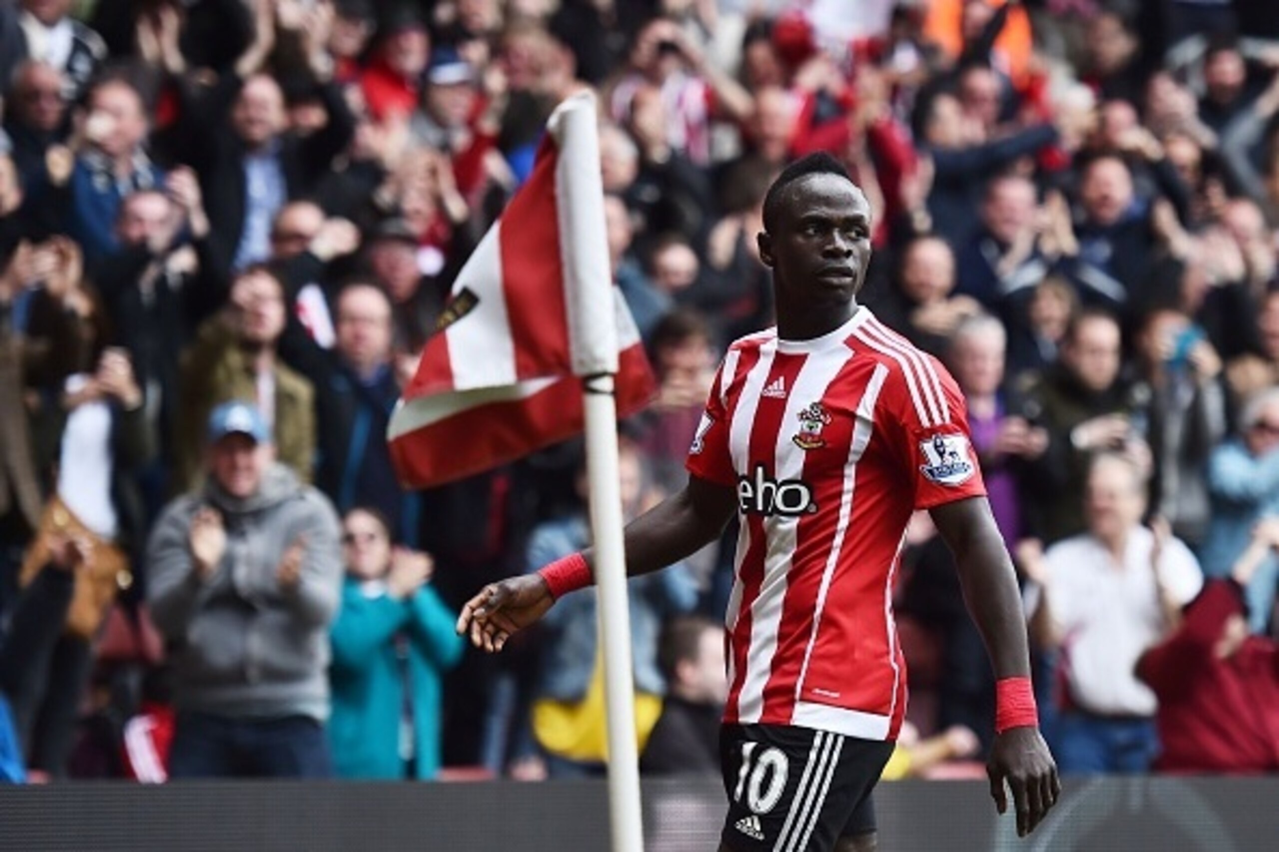 Southampton's Senegalese midfielder Sadio Mane celebrates after scoring during the English Premier League football match between Southampton and Manchester City at St Mary's Stadium in Southampton, southern England on May 1, 2016. / AFP / BEN STANSALL / R