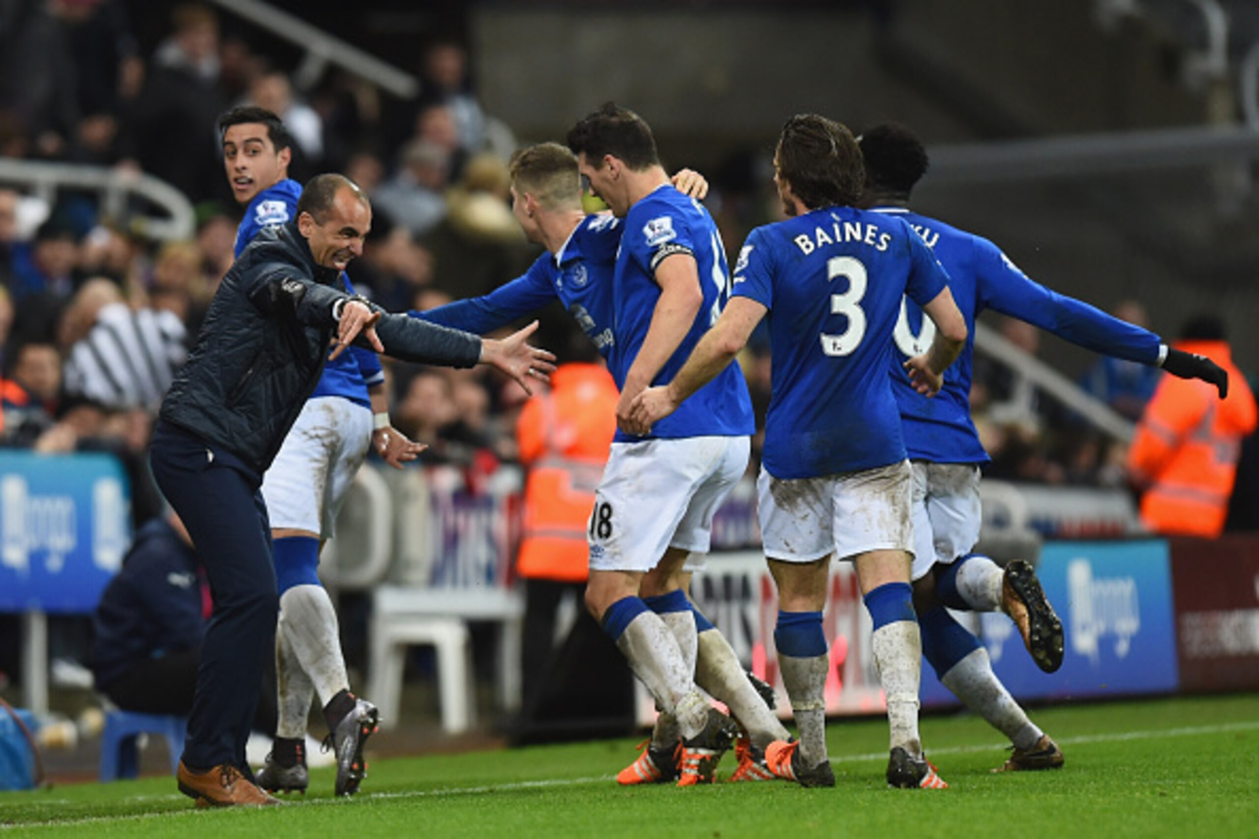 NEWCASTLE UPON TYNE, ENGLAND - DECEMBER 26:  Roberto Martinez manager of Everton (L) celebrates with players as Tom Cleverley (not pictured) scores their first goal during the Barclays Premier League match between Newcastle United and Everton at St James'