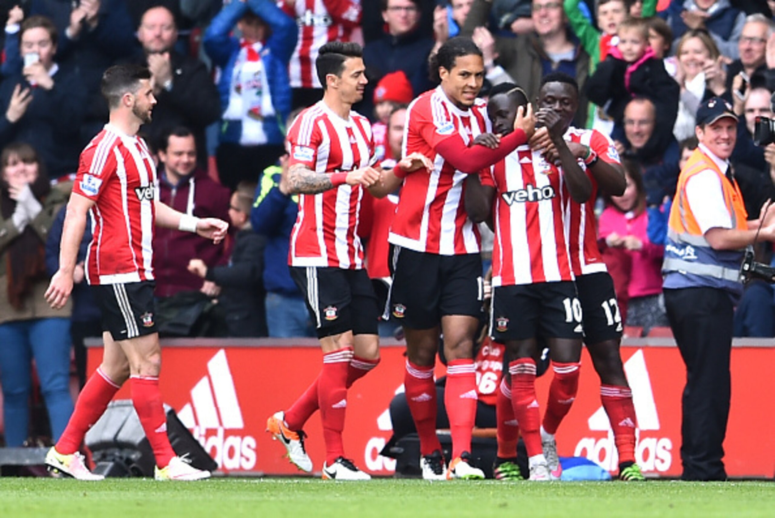 Southampton's Senegalese midfielder Sadio Mane (2R) celebrates with teammates after scoring their third goal during the English Premier League football match between Southampton and Manchester City at St Mary's Stadium in Southampton, southern England on 