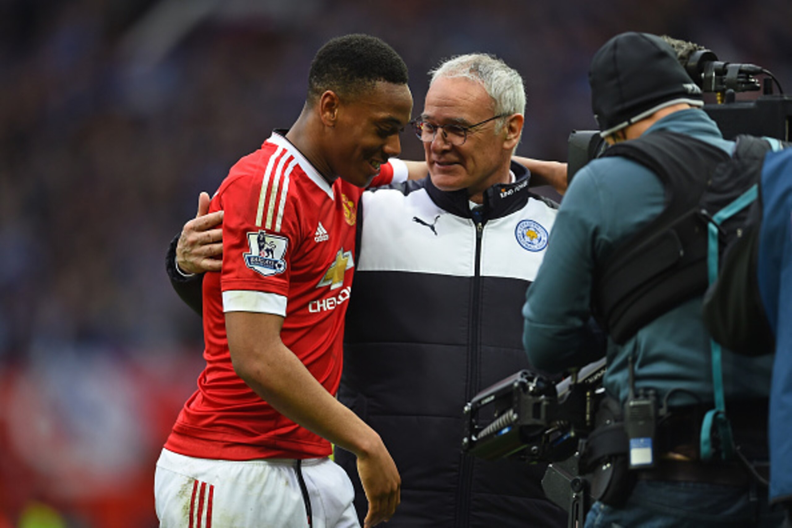 MANCHESTER, UNITED KINGDOM - MAY 01:  Claudio Ranieri, manager of Leicester City talks to Anthony Martial of Manchester United after the Barclays Premier League match between Manchester United and Leicester City at Old Trafford on May 1, 2016 in Mancheste