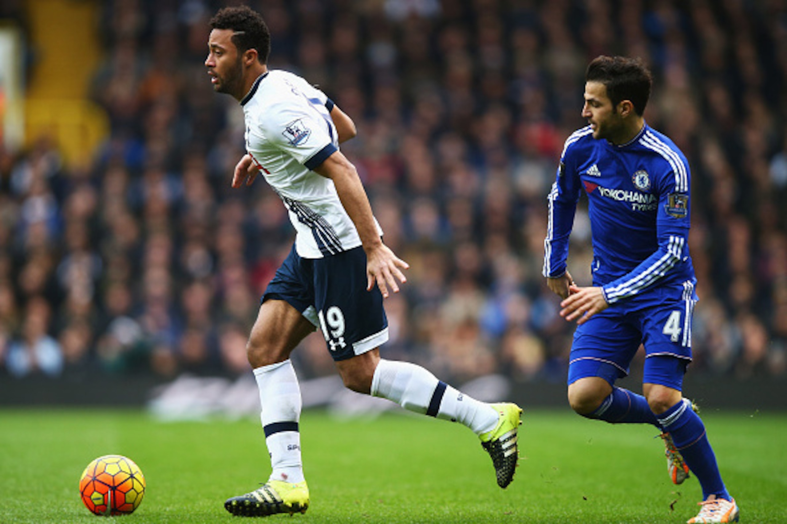 LONDON, ENGLAND - NOVEMBER 29:  Mousa Dembele of Tottenham Hotspur evades Cesc Fabregas of Chelsea during the Barclays Premier League match between Tottenham Hotspur and Chelsea at White Hart Lane on November 29, 2015 in London, England.  (Photo by Clive 