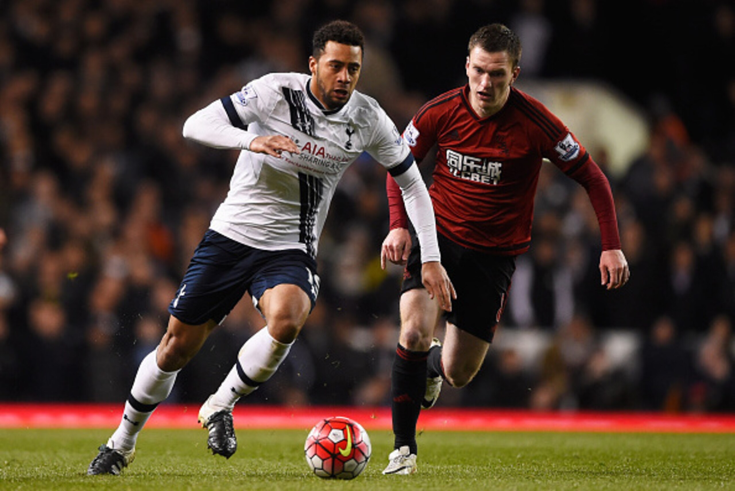 LONDON, ENGLAND - APRIL 25:  Mousa Dembele of Tottenham Hotspur is chased by Craig Gardner of West Bromwich Albion during the Barclays Premier League match between Tottenham Hotspur and West Bromwich Albion at White Hart Lane on April 25, 2016 in London, 