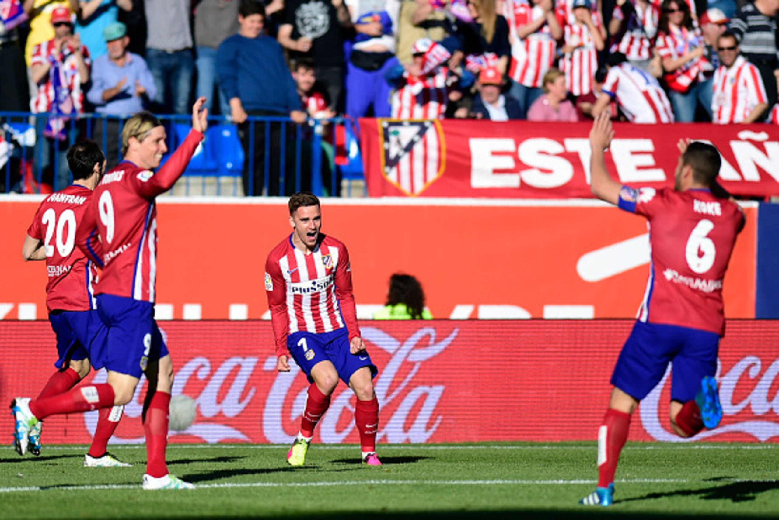 Atletico Madrid's French forward Antoine Griezmann (C) celebrates a goal during the Spanish league football match Club Atletico de Madrid vs CF Rayo Vallecano at the Vicente Calderon stadium in Madrid on April 30, 2016. / AFP / PIERRE-PHILIPPE MARCOU     