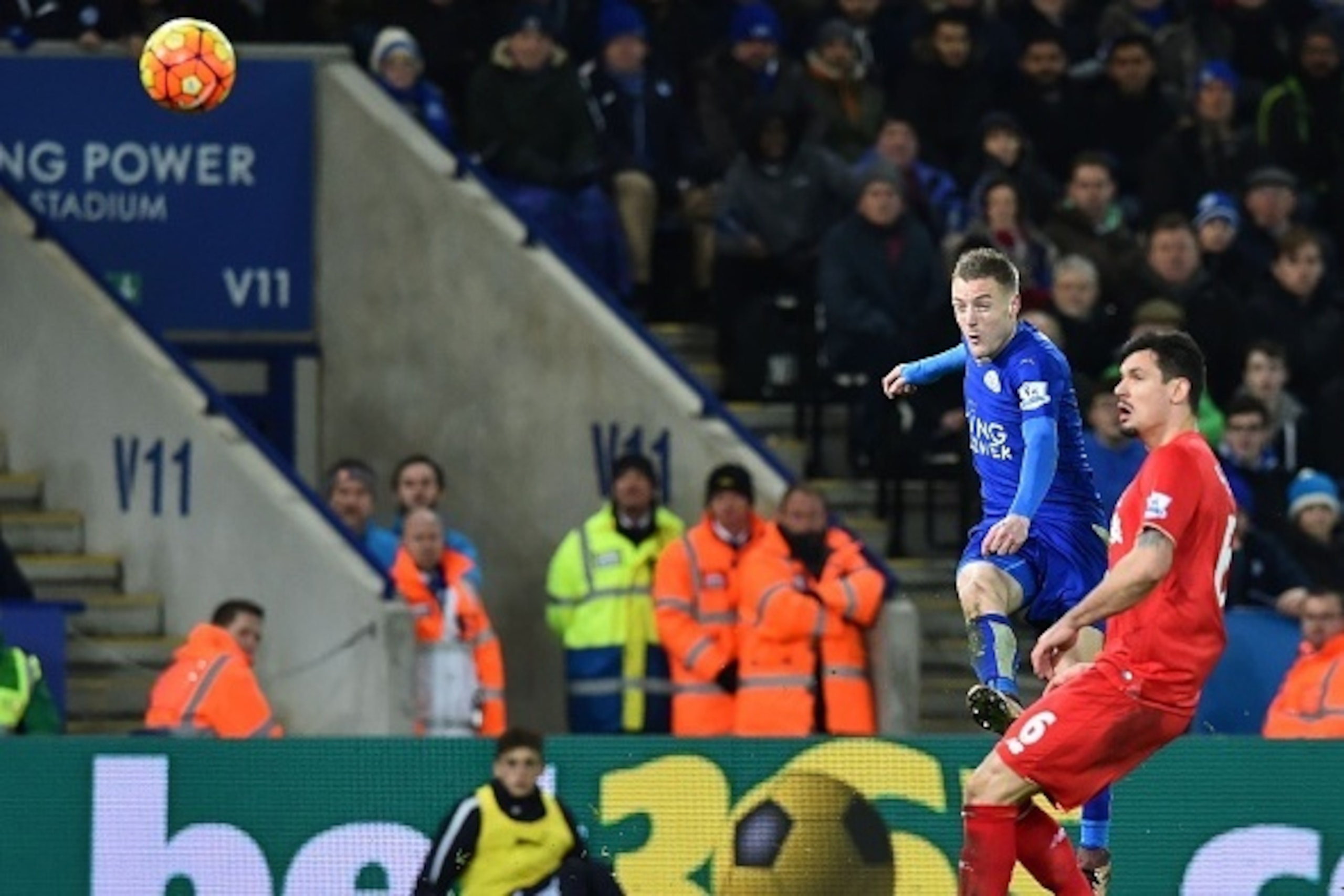 Leicester City's English striker Jamie Vardy (L) shoots to score the opening goal of the English Premier League football match between Leicester City and Liverpool at King Power Stadium in Leicester, central England on February 2, 2016. / AFP / Ben STANSA