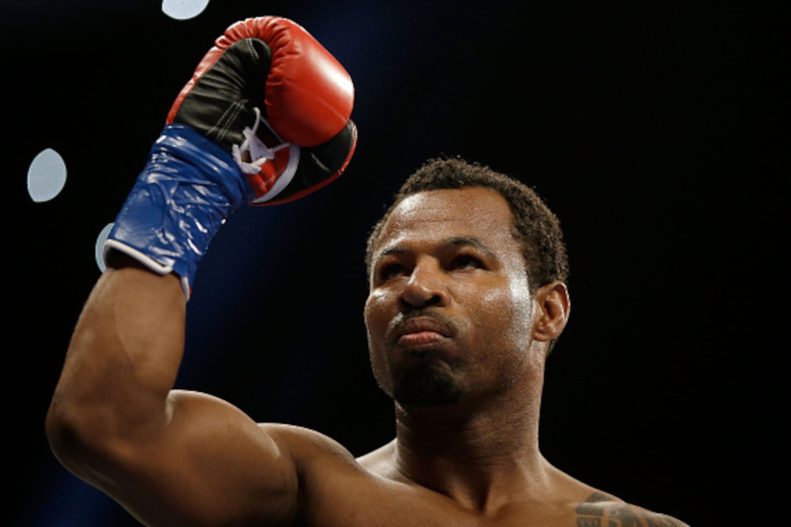 INGLEWOOD, CA - AUGUST 29:  Shane Mosley acknowledges the fans prior to the start of his fight against Ricardo Mayorga of Nicaragua at The Forum on August 29, 2015 in Inglewood, California.  (Photo by Jeff Gross/Getty Images)