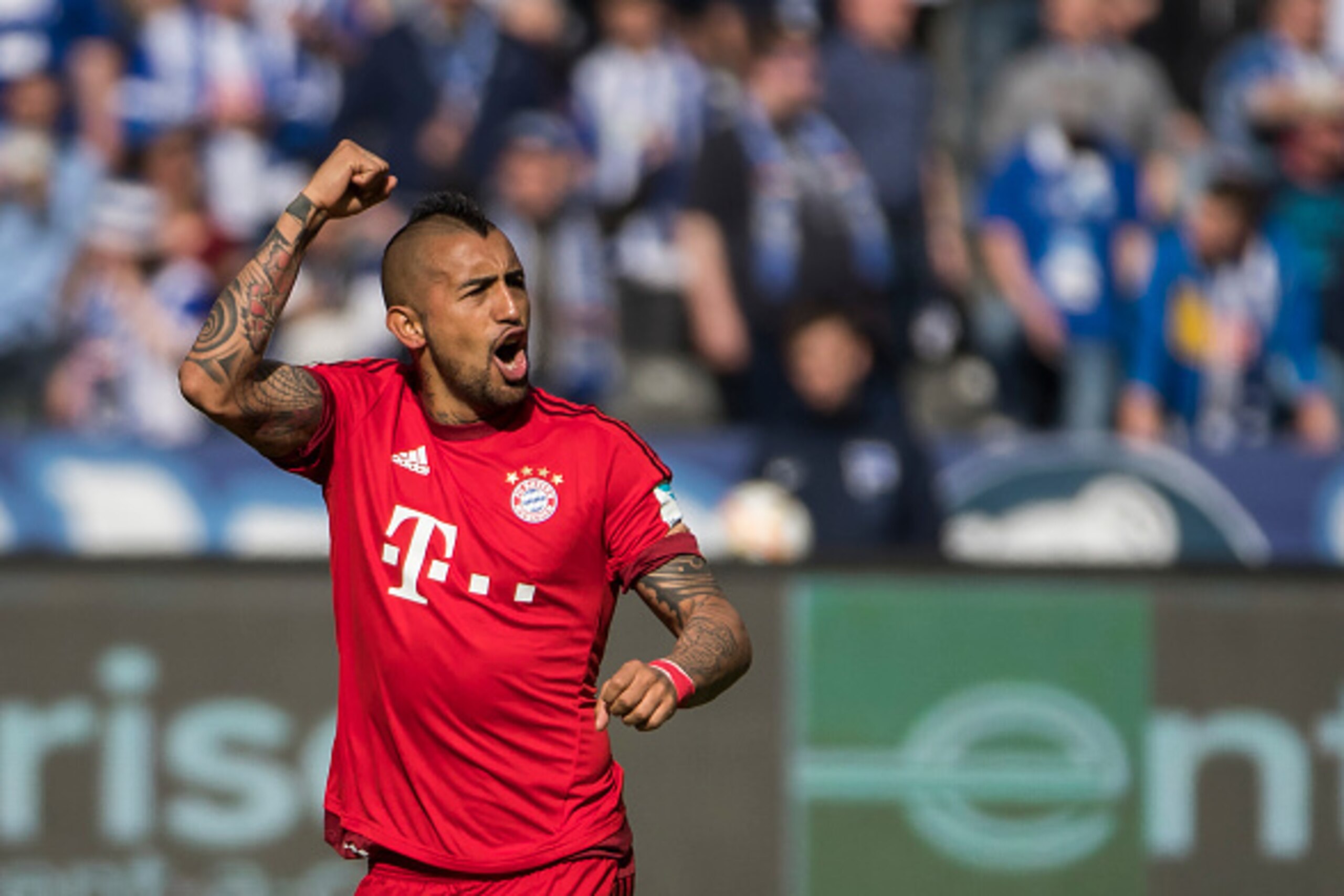 Bayern Munich's Chilean midfielder Arturo Vidal celebrates scoring his sides opening goal during the German first division Bundesliga football match between Hertha BSC and FC Bayern Munich in Berlin, on April 23, 2016.   / AFP / ODD ANDERSEN / RESTRICTION