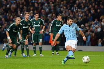 MANCHESTER, ENGLAND - NOVEMBER 21:  Sergio Aguero of Manchester City scores his team's first goal, from a penalty, to make the score 1-1 during the UEFA Champions League Group D match between Manchester City FC and Real Madrid CF at the Etihad Stadium on 