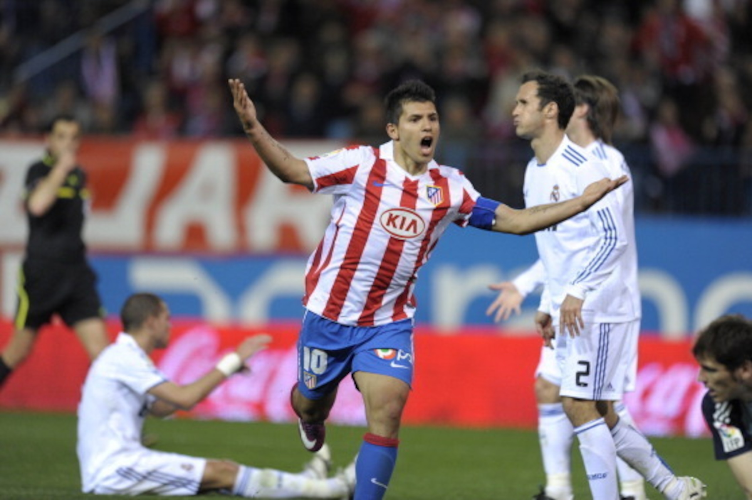 Atletico Madrid's Argentinian forward Sergio Aguero (C) celebrates his goal during their Spanish League football match Atletico de Madrid vs Real Madrid at Vicente Calderon stadium in Madrid on March 19, 2011 in Madrid.  AFP PHOTO / DANI POZO (Photo credi