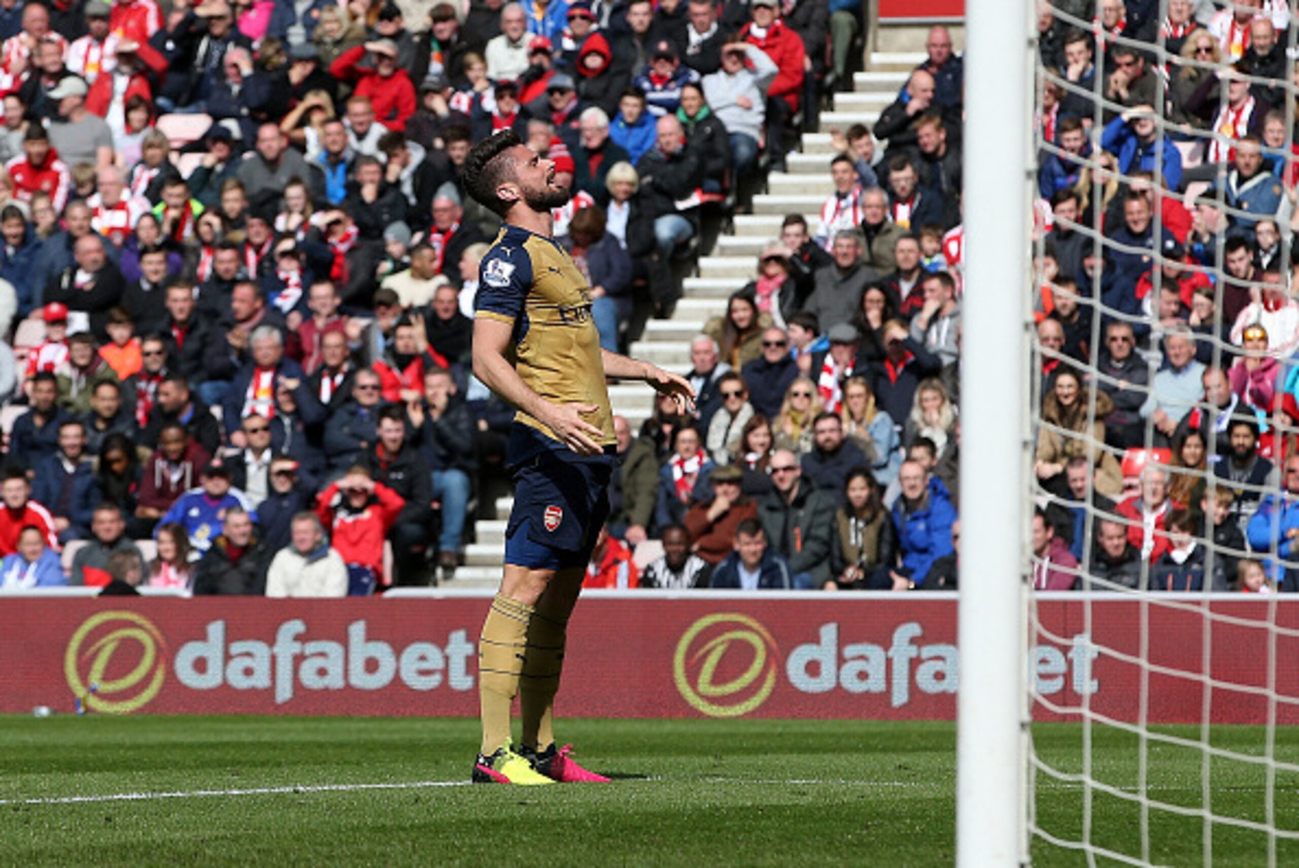 SUNDERLAND, ENGLAND - APRIL 24: Oliver Giroud of Arsenal looks dejected after a missed opportunity during the Barclays Premier League match between Sunderland and Arsenal at Stadium of Light on April 24, 2016 in Sunderland, United Kingdom. (Photo by Jan SUNDERLAND, ENGLAND - APRIL 24: Oliver Giroud of Arsenal looks dejected after a missed opportunity during the Barclays Premier League match between Sunderland and Arsenal at Stadium of Light on April 24, 2016 in Sunderland, United Kingdom. (Photo by Jan