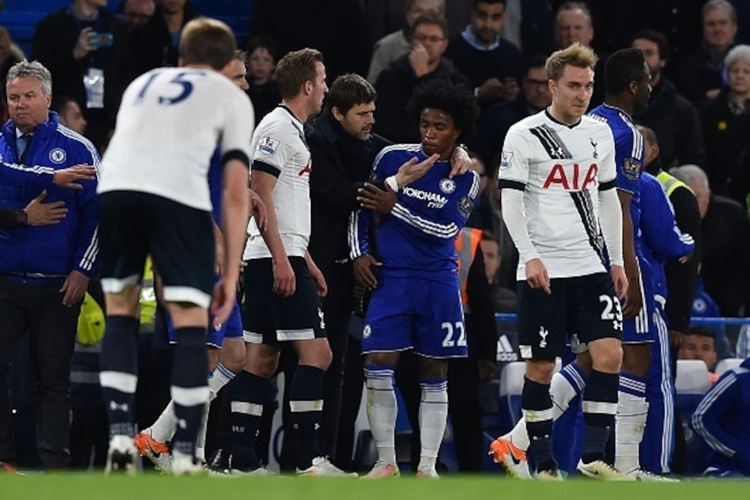 Tottenham Hotspur's Argentinian head coach Mauricio Pochettino (CL) talks with Chelsea's Brazilian midfielder Willian (CR) after Pochettino ran onto the pitch to seperate Willian and Tottenham Hotspur's English defender Danny Rose during the English Premi