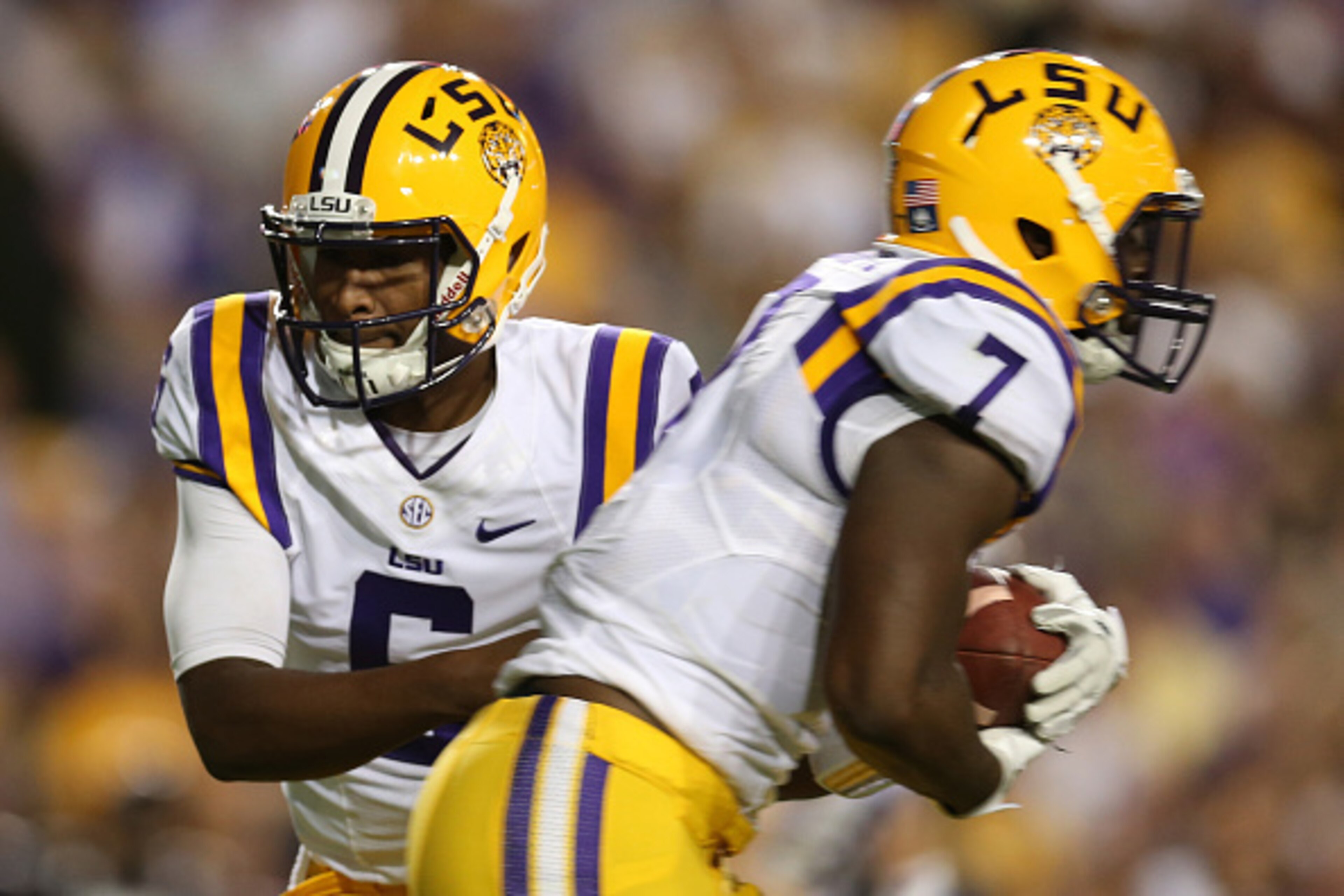 BATON ROUGE, LA - NOVEMBER 28:  Brandon Harris #6 hands the ball off to Leonard Fournette #7 of the LSU Tigers at Tiger Stadium on November 28, 2015 in Baton Rouge, Louisiana.  (Photo by Chris Graythen/Getty Images)