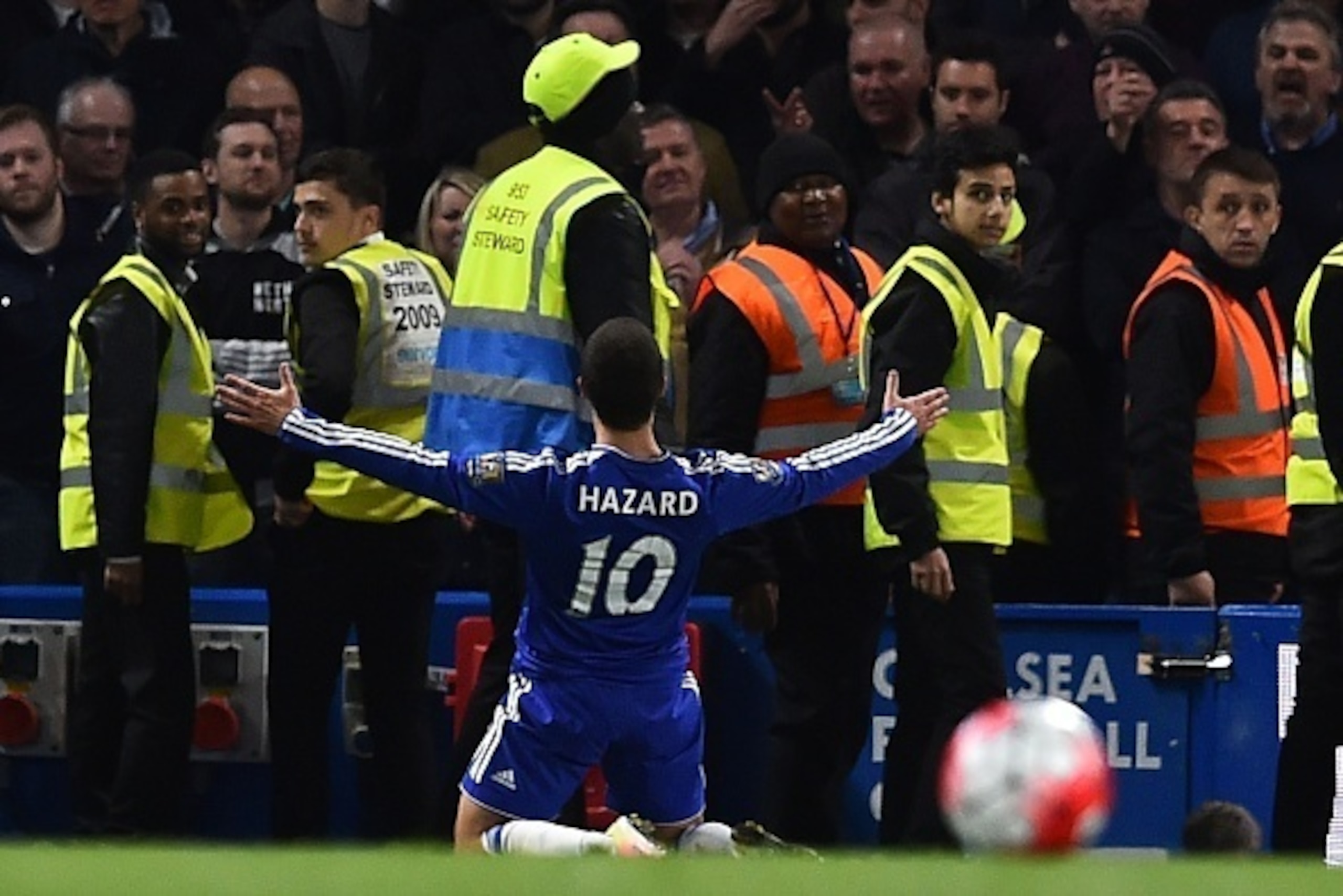 Chelsea's Belgian midfielder Eden Hazard celebrates scoring their second goal to level the score at 2-2 during the English Premier League football match between Chelsea and Tottenham Hotspur at Stamford Bridge in London on May 2, 2016. / AFP / BEN STANSAL
