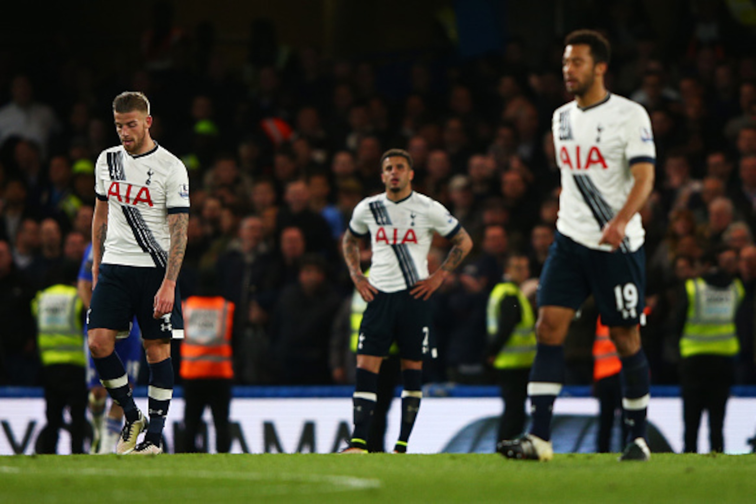 LONDON, ENGLAND - MAY 02:  Dejected Spurs players react after conceding a second goal during the Barclays Premier League match between Chelsea and Tottenham Hotspur at Stamford Bridge on May 02, 2016 in London, England.  (Photo by Ian Walton/Getty Images)