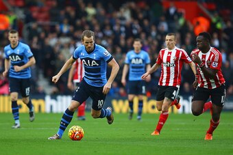 SOUTHAMPTON, ENGLAND - DECEMBER 19:  Harry Kane of Tottenham Hotspur is chased Jordy Clasie (4) and Victor Wanyama of Southampton (12) during the Barclays Premier League match between Southampton and Tottenham Hotspur at St Mary's Stadium on December 19, 