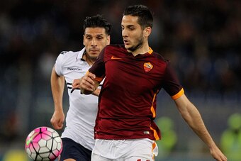 ROME, ITALY - APRIL 11:  Kostas Manolas (R) of AS Roma competes for the ball with Sergio Floccari of Bologna FC during the Serie A match between AS Roma and Bologna FC at Stadio Olimpico on April 11, 2016 in Rome, Italy.  (Photo by Paolo Bruno/Getty Image