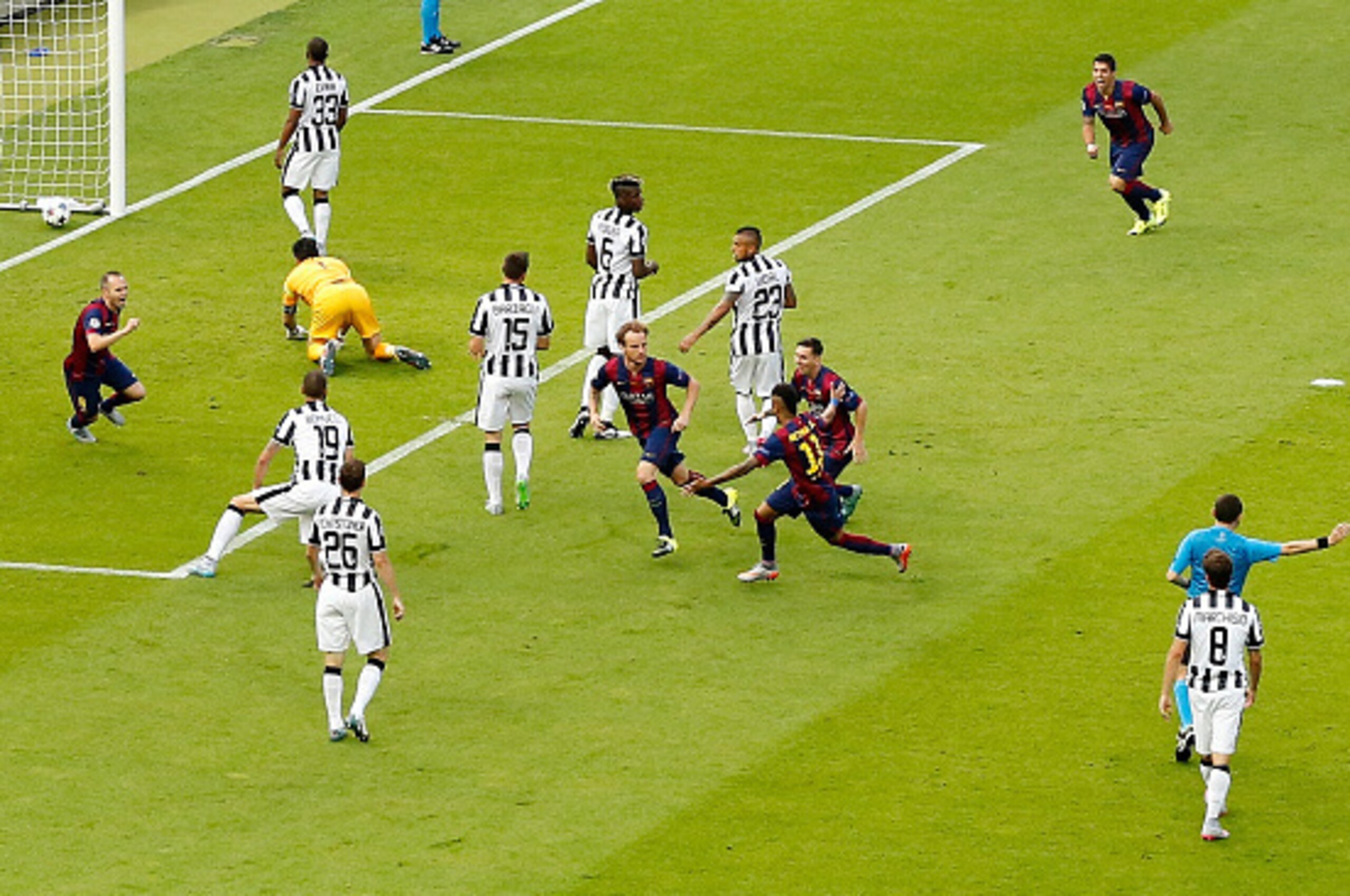 BERLIN, GERMANY - JUNE 06:  Ivan Rakitic of Barcelona celebrates scoring the opening goal with team mates during the UEFA Champions League Final between Juventus and FC Barcelona at Olympiastadion on June 6, 2015 in Berlin, Germany.  (Photo by Martin Rose