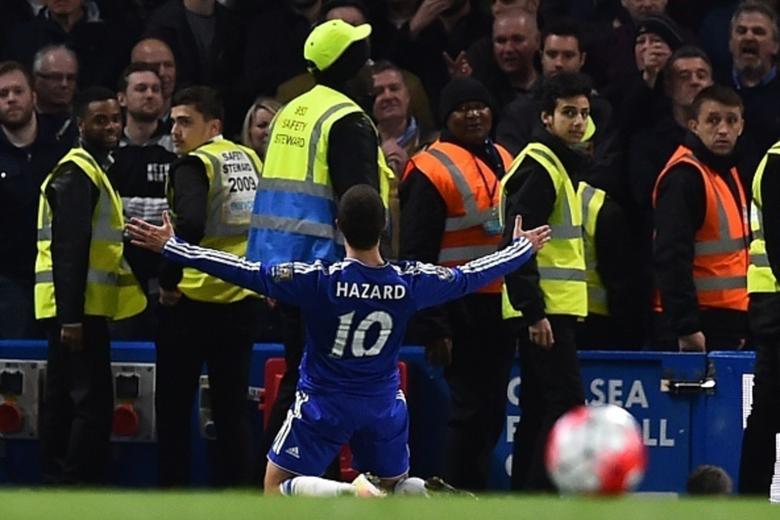 Chelsea's Belgian midfielder Eden Hazard celebrates scoring their second goal to level the score at 2-2 during the English Premier League football match between Chelsea and Tottenham Hotspur at Stamford Bridge in London on May 2, 2016. / AFP / BEN STANSAL
