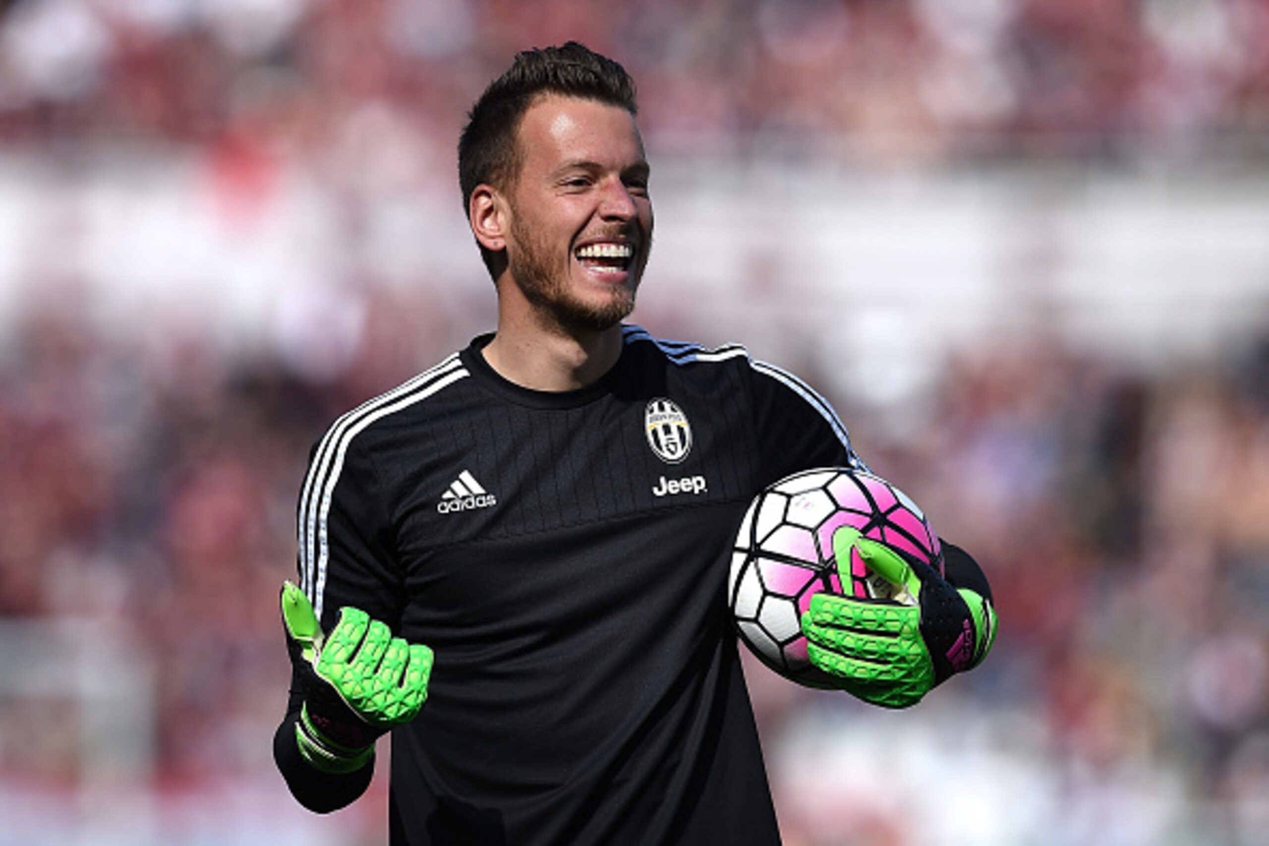 TURIN, ITALY - MARCH 20:  Norberto Murara Neto of Juventus FC looks on prior to the Serie A match between Torino FC and Juventus FC at Stadio Olimpico di Torino on March 20, 2016 in Turin, Italy.  (Photo by Valerio Pennicino/Getty Images)