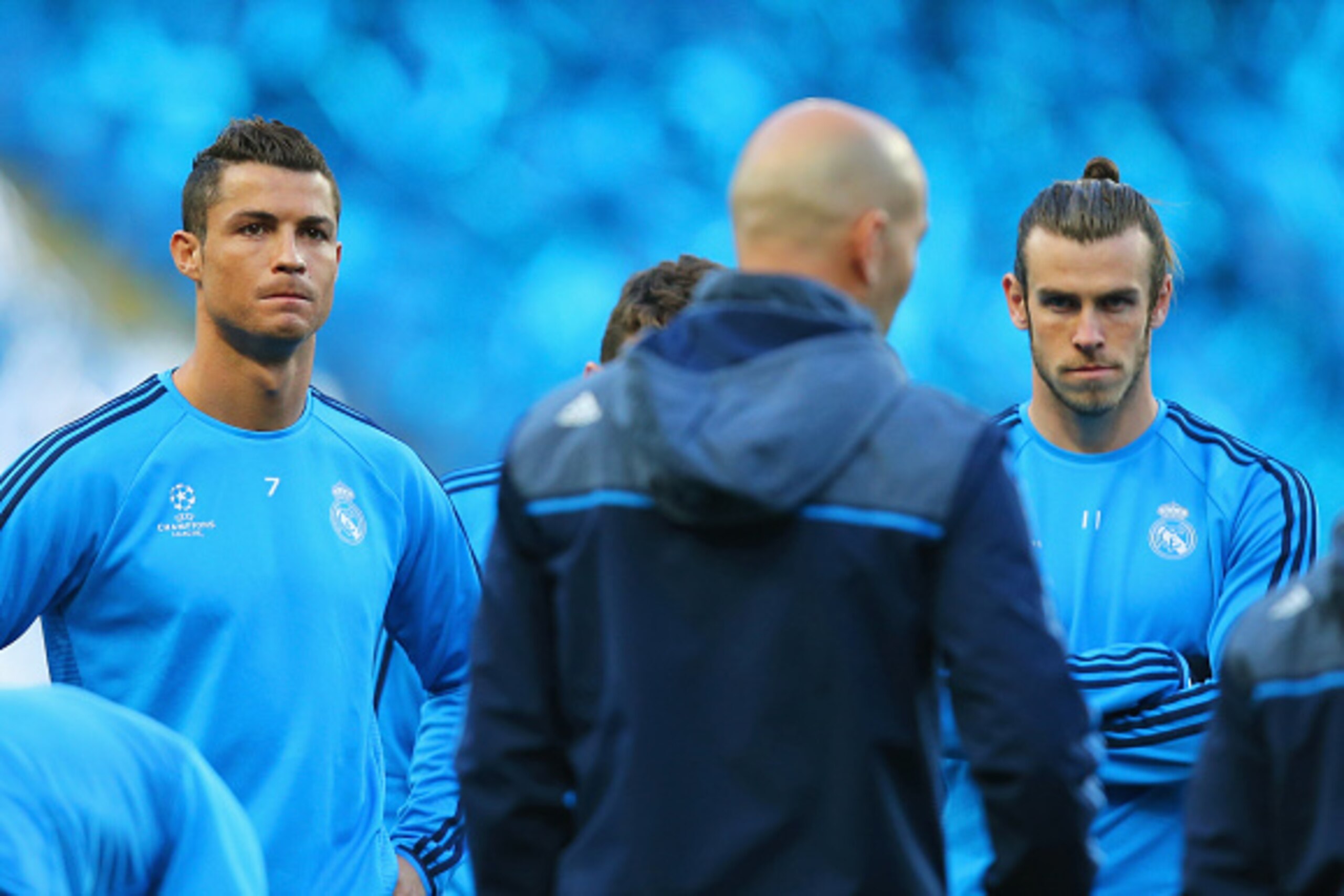 MANCHESTER, ENGLAND - APRIL 25:  Cristiano Ronaldo (L) and Gareth Bale (R) listen to Zinedine Zidane manager of Real Madrid during a Real Madrid training session on the eve of their UEFA Champions League semi final first leg match against Manchester City 