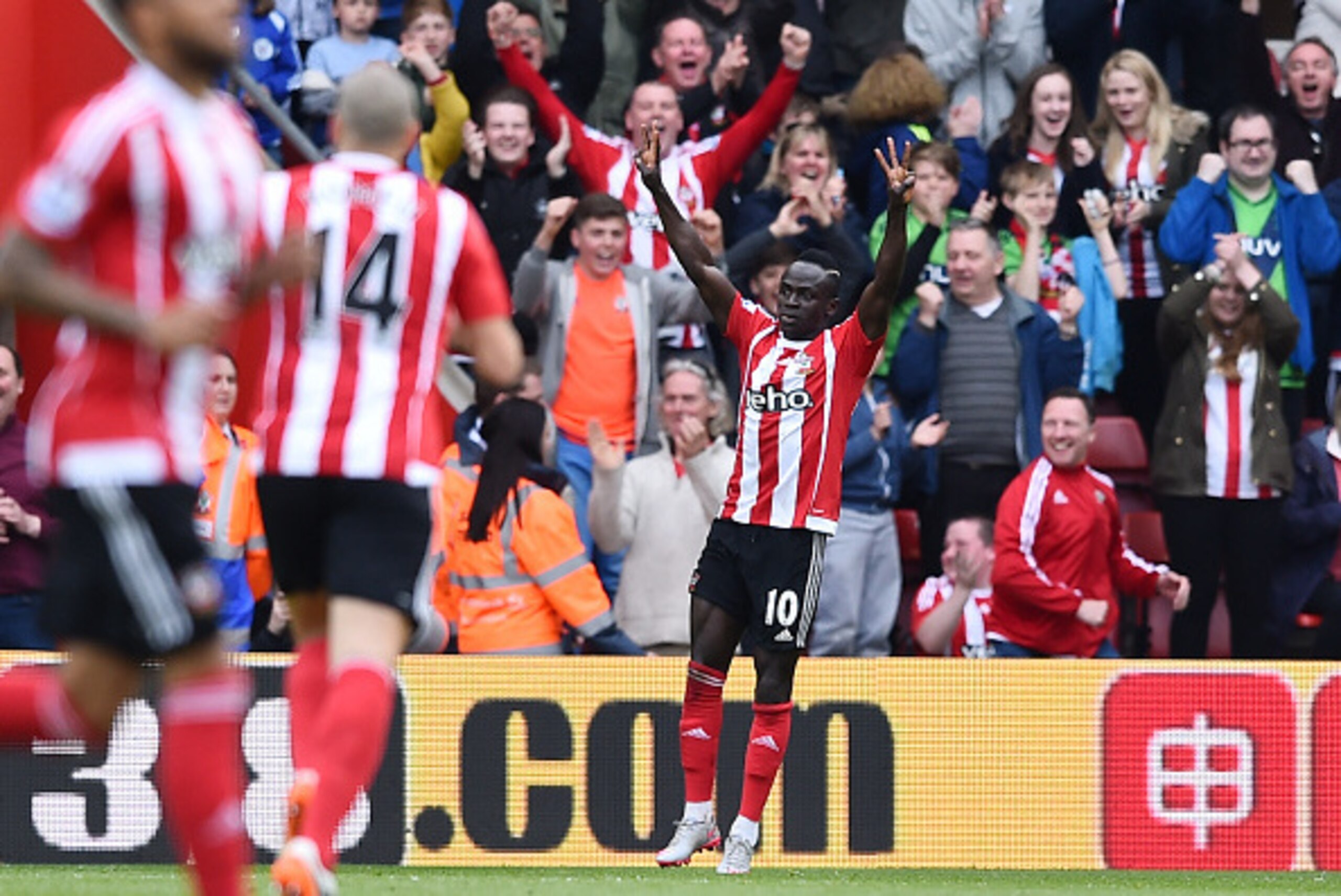 Southampton's Senegalese midfielder Sadio Mane celebrates after scoring a hat trick during the English Premier League football match between Southampton and Manchester City at St Mary's Stadium in Southampton, southern England on May 1, 2016. / AFP / BEN 