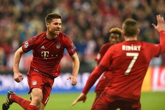 Bayern Munich's Spanish midfielder Xabi Alonso (L) runs to celebrate scoring with Bayern Munich's French midfielder Franck Ribery (R) during the UEFA Champions League semi-final, second-leg football match between FC Bayern Munich and Atletico Madrid in Mu