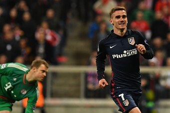 Atletico Madrid's French forward Antoine Griezmann celebrates scoring PAST Bayern Munich's goalkeeper Manuel Neuer (l) during the UEFA Champions League semi-final, second-leg football match between FC Bayern Munich and Atletico Madrid in Munich, southern 