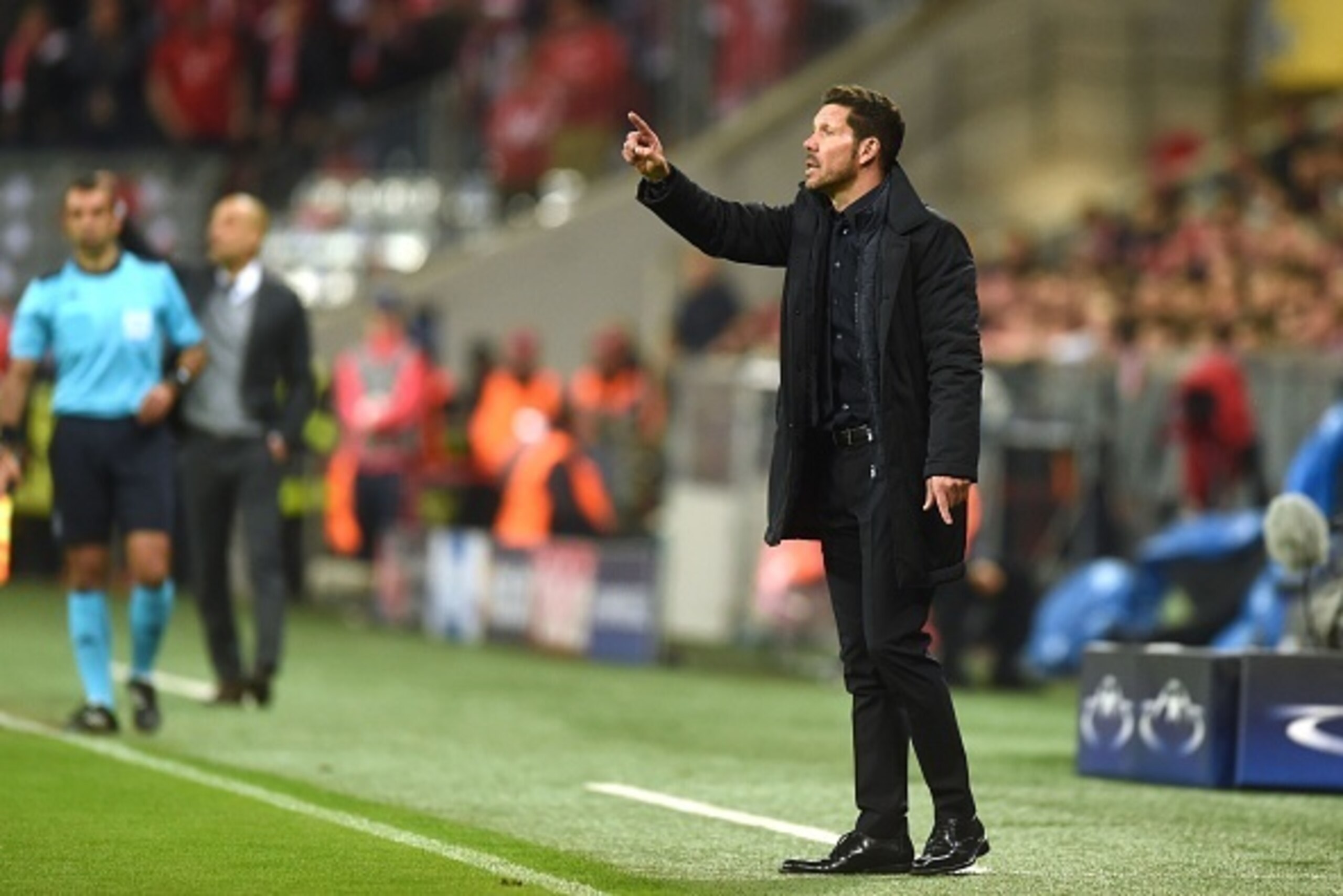 Bayern Munich's Spanish head coach Pep Guardiola (2ndL) and Atletico Madrid's Argentinian coach Diego Simeone (R) gesture during the UEFA Champions League semi-final, second-leg football match between FC Bayern Munich and Atletico Madrid in Munich, southe