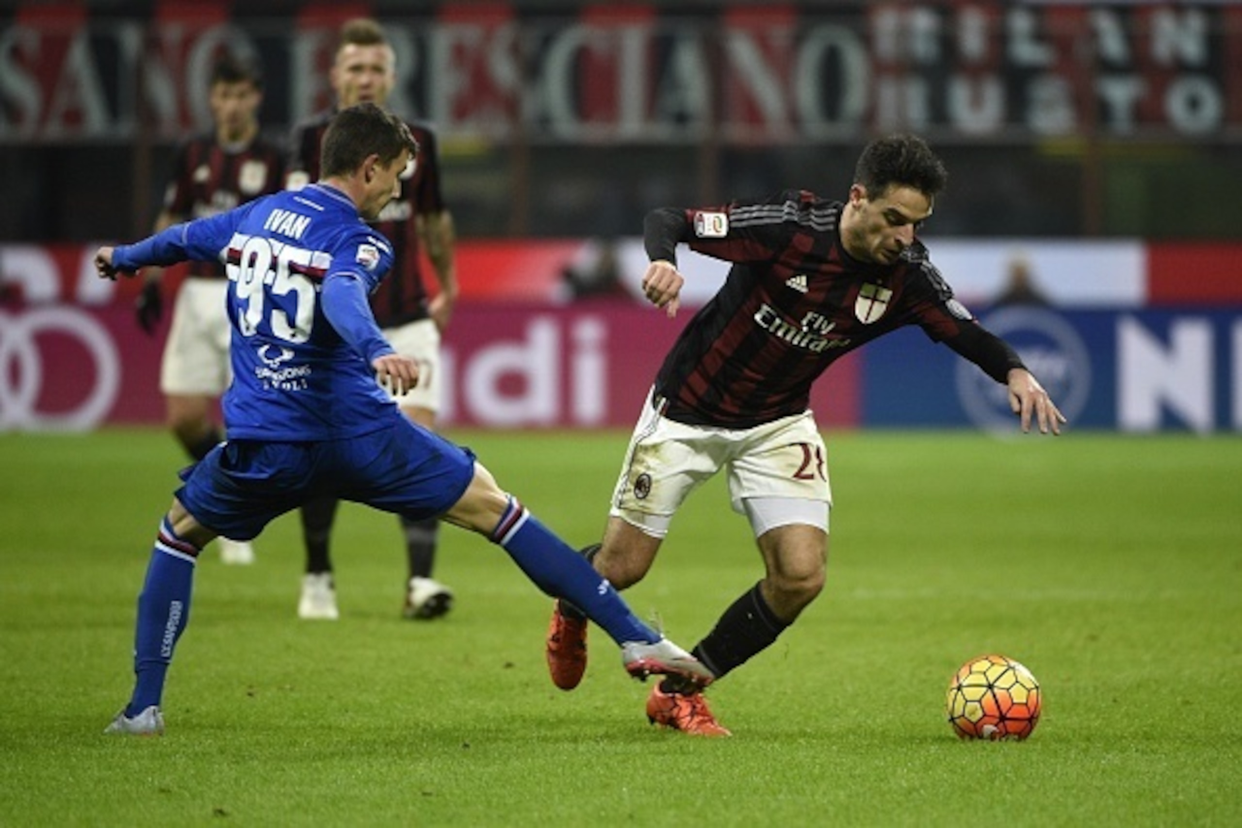 Sampdoria's midfielder from Slovakia David Ivan (L) fights for the ball with AC Milan's midfielder from Italy Giacomo Bonaventura during the Italian Serie A football match AC Milan vs Sampdoria on November 28, 2015 at San Siro stadium in Milan. AFP PHOTO 