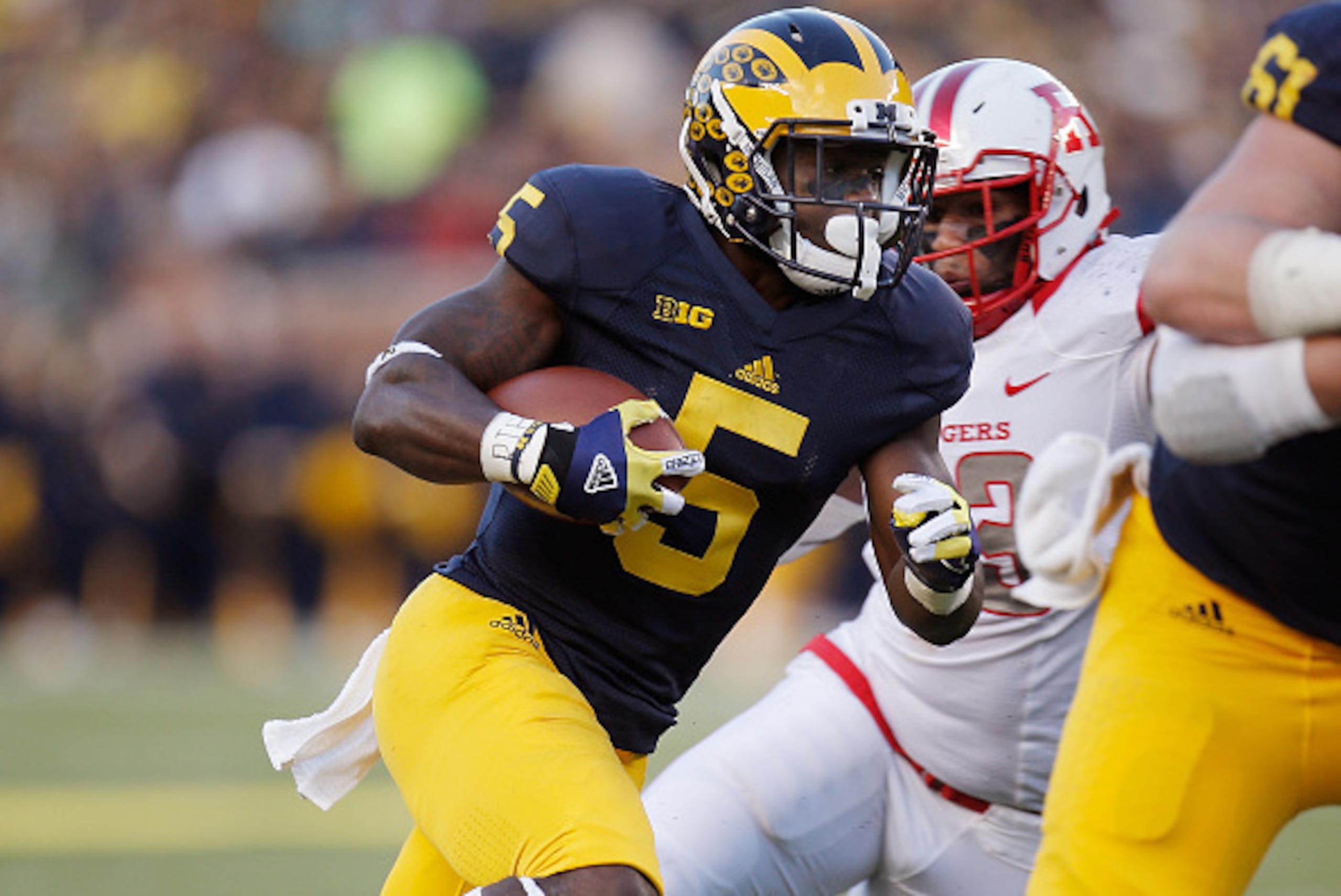 ANN ARBOR, MI - NOVEMBER 07:  Jabrill Peppers #5 of the Michigan Wolverines gets past the tackle of Julian Pinnix-Odrick #53 of the Rutgers Scarlet Knights and runs for a second quarter touchdown on November 7, 2015 at Michigan Stadium in Ann Arbor, Michi