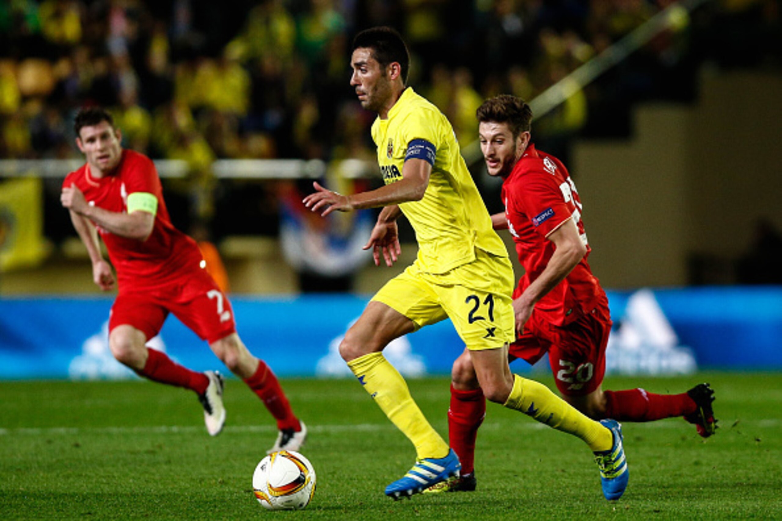 Villarreal's midfielder Bruno Soriano (C) vies with Liverpool's midfielder Adam Lallana (R) during the UEFA Europa League semifinal first leg football match Villarreal CF vs Liverpool FC at El Madrigal stadium in Vila-real on April 28, 2016. / AFP / BIEL 