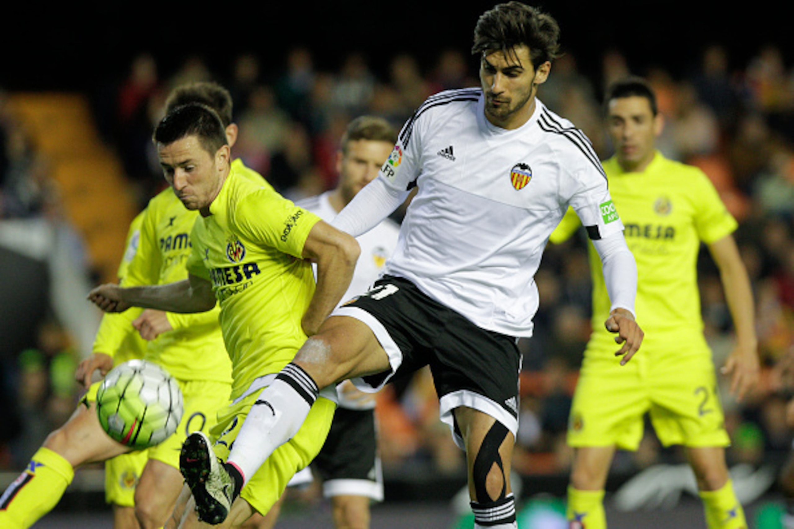Villarreal's Serbian defender Antonio Rukavina (L) vies with Valencia's Portuguese midfielder Andre Gomes during the Spanish league football match Valencia CF vs Villarreal CF at the Mestalla stadium in Valencia on May 1, 2016. / AFP / JOSE JORDAN        