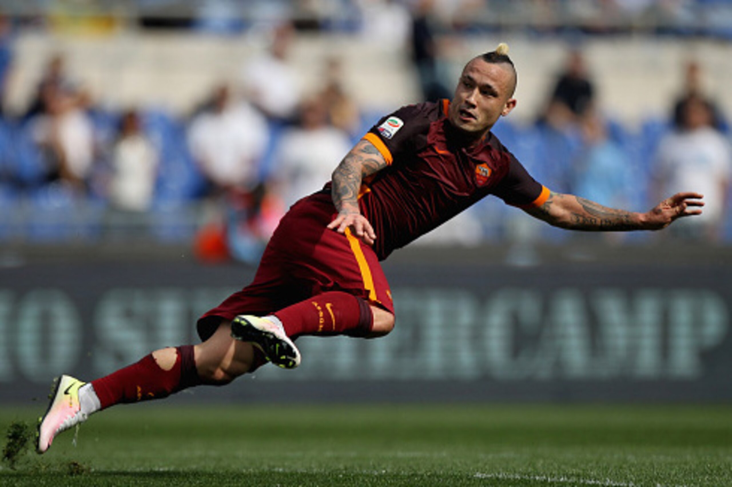 ROME, ITALY - APRIL 03: Radja Nainggolan of AS Roma in action during the Serie A match between SS Lazio and AS Roma at Stadio Olimpico on April 3, 2016 in Rome, Italy. (Photo by Paolo Bruno/Getty Images) ROME, ITALY - APRIL 03: Radja Nainggolan of AS Roma in action during the Serie A match between SS Lazio and AS Roma at Stadio Olimpico on April 3, 2016 in Rome, Italy. (Photo by Paolo Bruno/Getty Images)