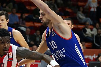 Belgrade's Quincy Miller (L) vies  with Anadolu Efes' Furkan Korkmaz (R)  during the Euroleague basketball match between Anadolu Efes and Red Star Belgrade on December 30, 2015 at Abdi Ipekci arena in Istanbul. / AFP / STR        (Photo credit should read
