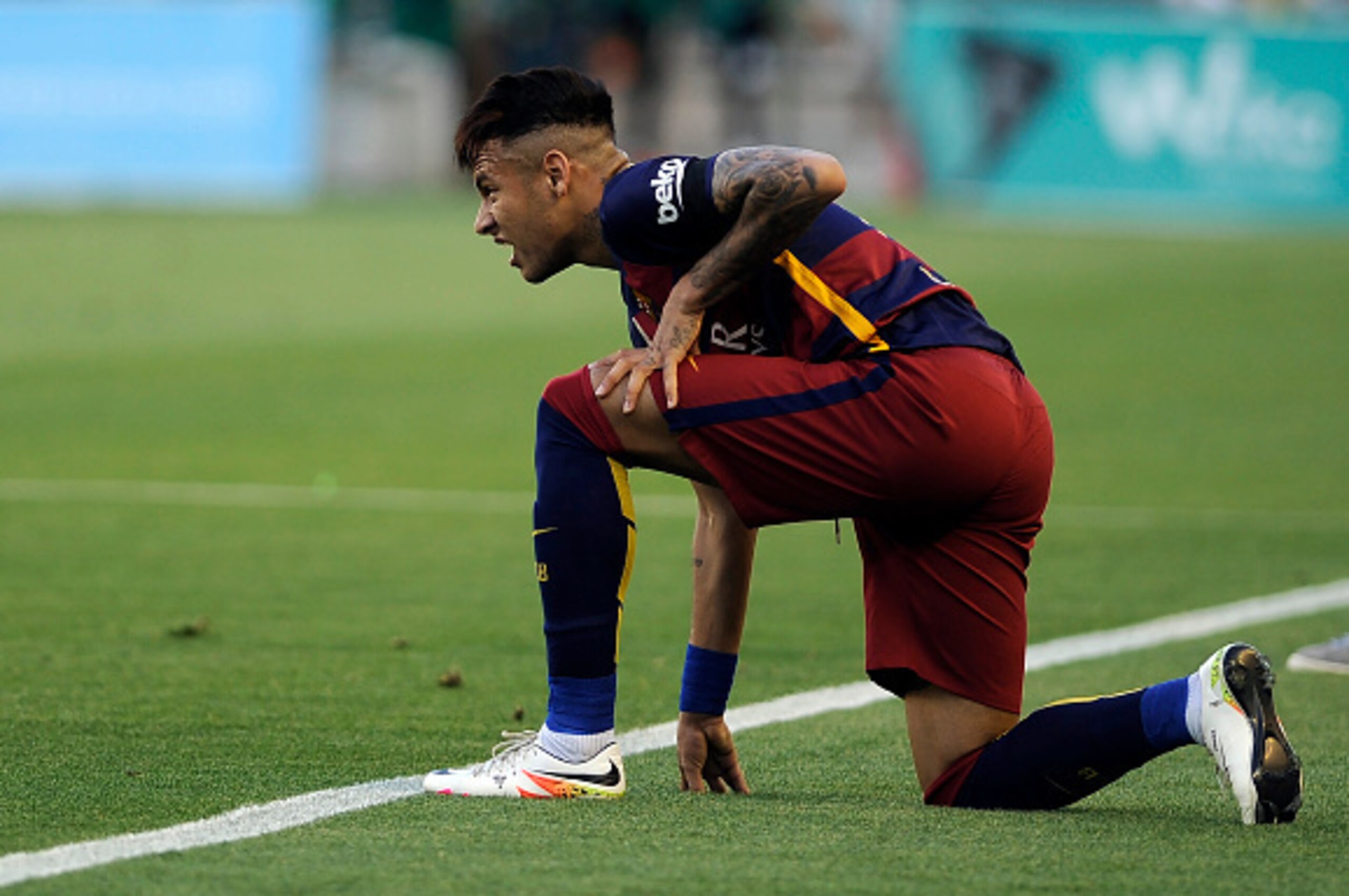 Barcelona's Brazilian forward Neymar kneels on the pitch during the Spanish league football match Real Betis Balompie vs FC Barcelona at the Benito Villamarin stadium in Sevilla on April 30, 2016. / AFP / CRISTINA QUICLER        (Photo credit should read 