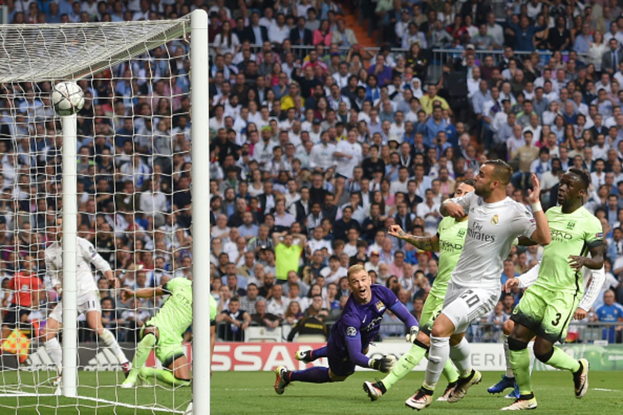 MADRID, ENGLAND - MAY 04: Gareth Bale of Real Madrid (obscured) scores the opening goal during the UEFA Champions League semi final, second leg match between Real Madrid and Manchester City FC at Estadio Santiago Bernabeu on May 4, 2016 in Madrid, Spain. 