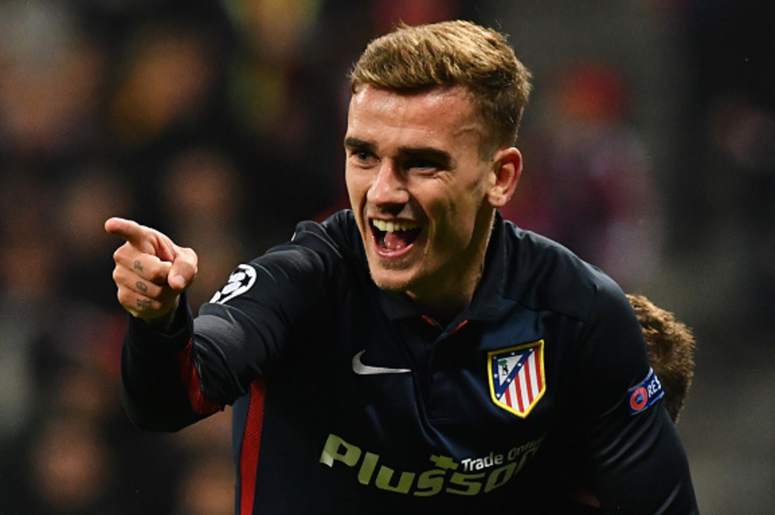TOPSHOT - Atletico Madrid's French forward Antoine Griezmann celebrates scoring during the UEFA Champions League semi-final, second-leg football match between FC Bayern Munich and Atletico Madrid in Munich, southern Germany, on May 3, 2016. / AFP / LUKAS 