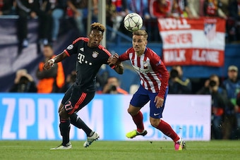 MADRID, SPAIN - APRIL 27: David Alaba of Bayern Munich and Antoine Griezmann of Atletico Madrid in action during the UEFA Champions League semi final first leg match between Club Atletico Madrid and FC Bayern Muenchen (Bayern Munich) at Estadio Vicente Ca