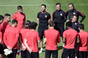 Atletico Madrid's Argentinian coach Diego Simeone (C) takes part in a training session at Atletico de Madrid's sport city in Majadahonda near Madrid on April 26, 2016 on the eve of their UEFA Champions League semifinal first leg football match Club Atleti