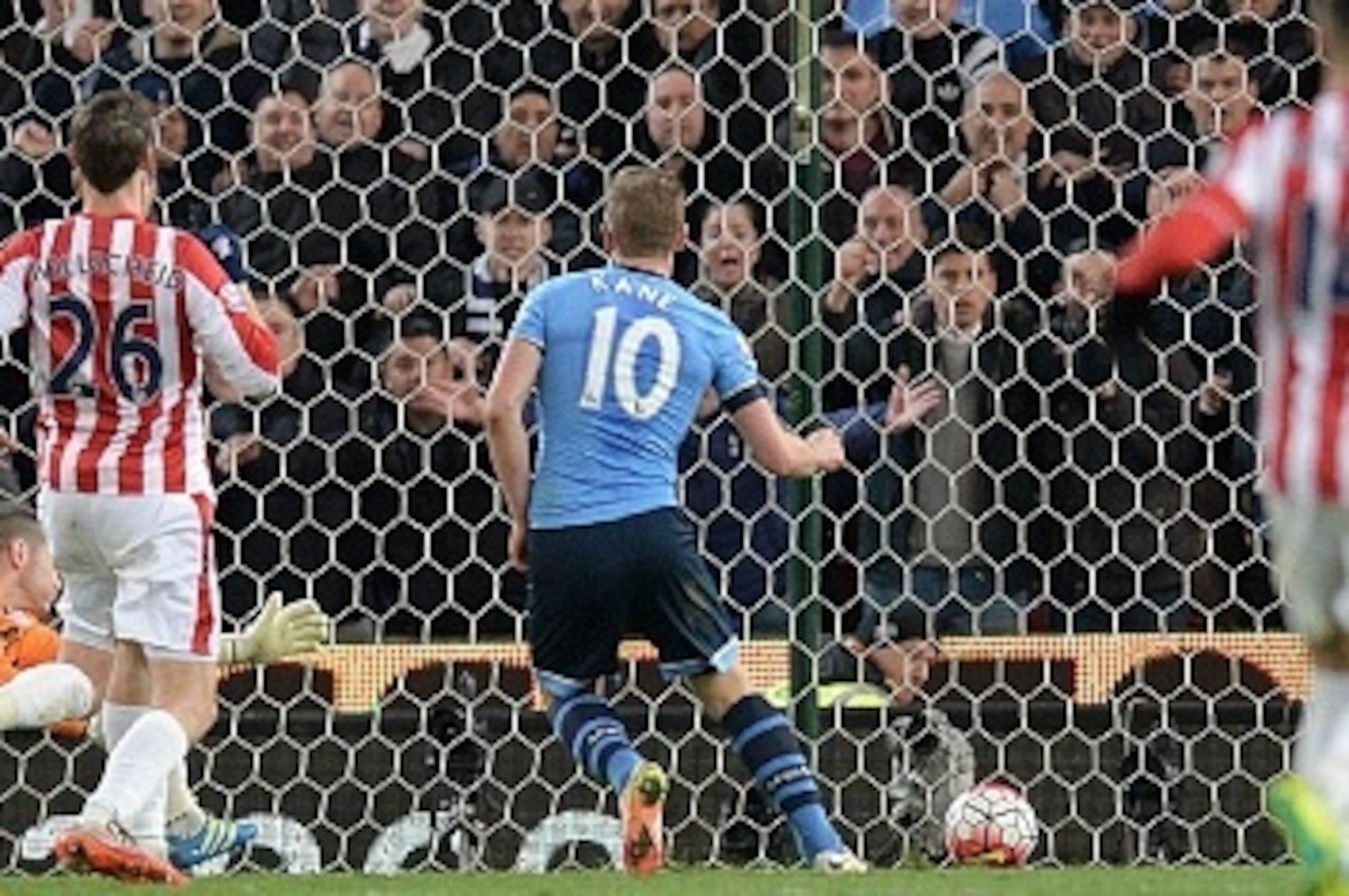Tottenham Hotspur's English striker Harry Kane (2nd R) scores his team's third goal during the English Premier League football match between Stoke City and Tottenham Hotspur at the Britannia Stadium in Stoke-on-Trent, central England on April 18, 2016. / 