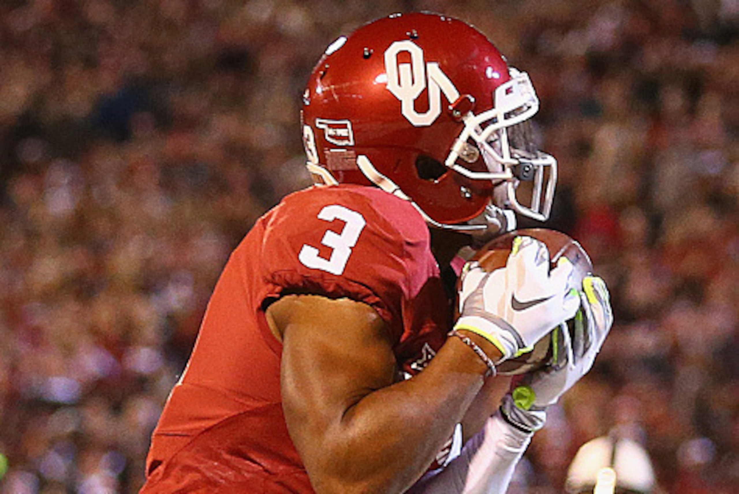 NORMAN, OK - NOVEMBER 21:  Sterling Shepard #3 of the Oklahoma Sooners makes a touchdown pass reception against the TCU Horned Frogs in the first quarter at Gaylord Family Oklahoma Memorial Stadium on November 21, 2015 in Norman, Oklahoma.  (Photo by Rona