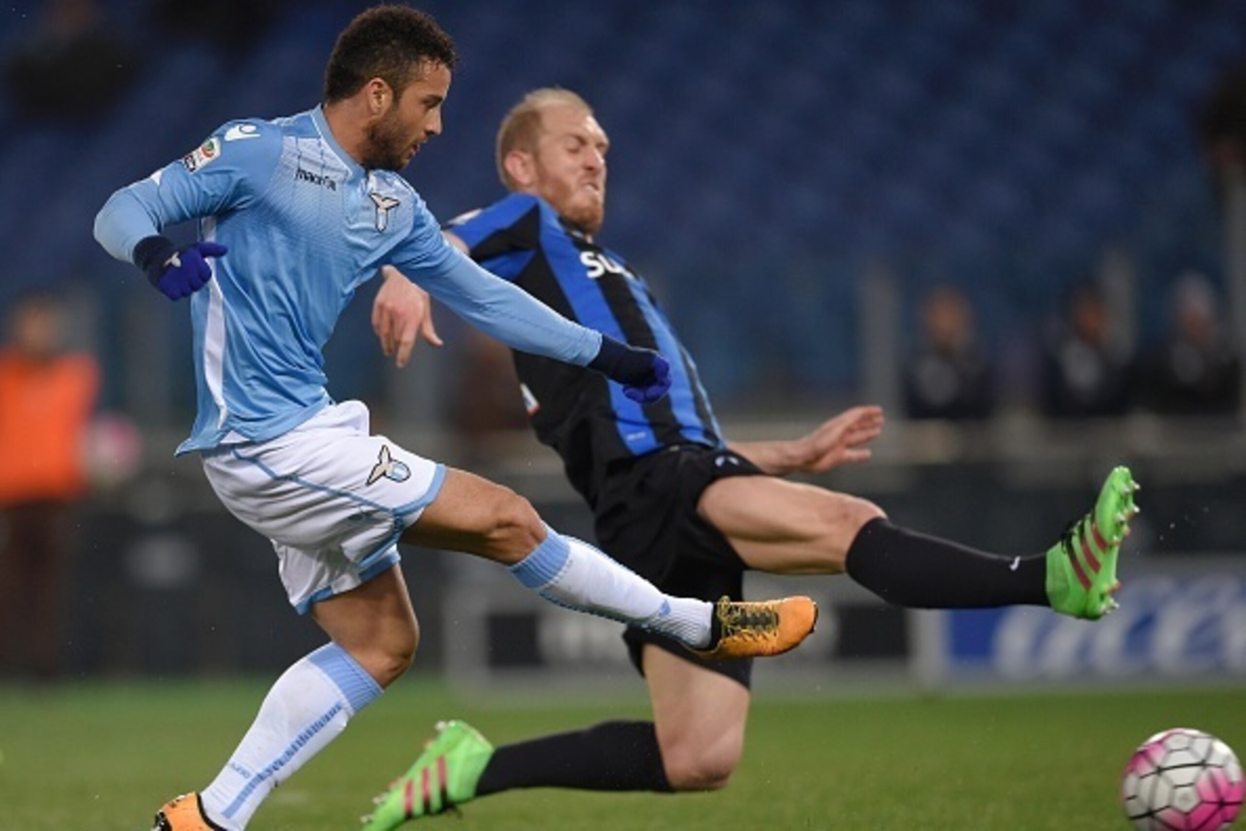 Lazio's Brazilian midfielder Felipe Anderson (L) fights for the ball against Atalanta's defender Andrea Masiello during the Italian Serie A football match between Lazio and Atalanta at Rome's Olympic Stadium on March 13, 2016. / AFP / ANDREAS SOLARO      