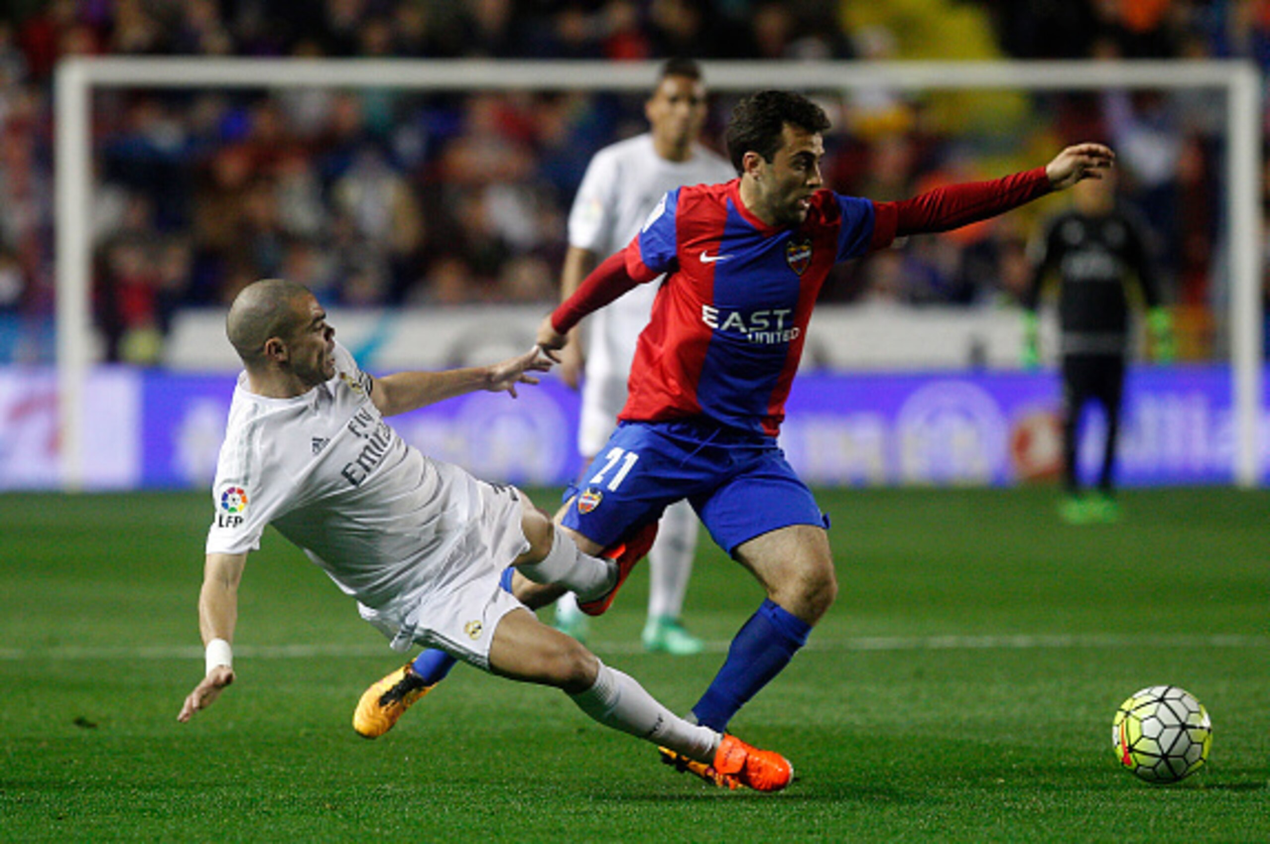 Real Madrid's Portuguese defender Pepe (L) vies with Levante's Italian forward Giuseppe Rossi during the Spanish league football match Levante UD vs Real Madrid CF at the Ciutat de Valencia stadium in Valencia on March 2, 2016. / AFP / JOSE JORDAN        