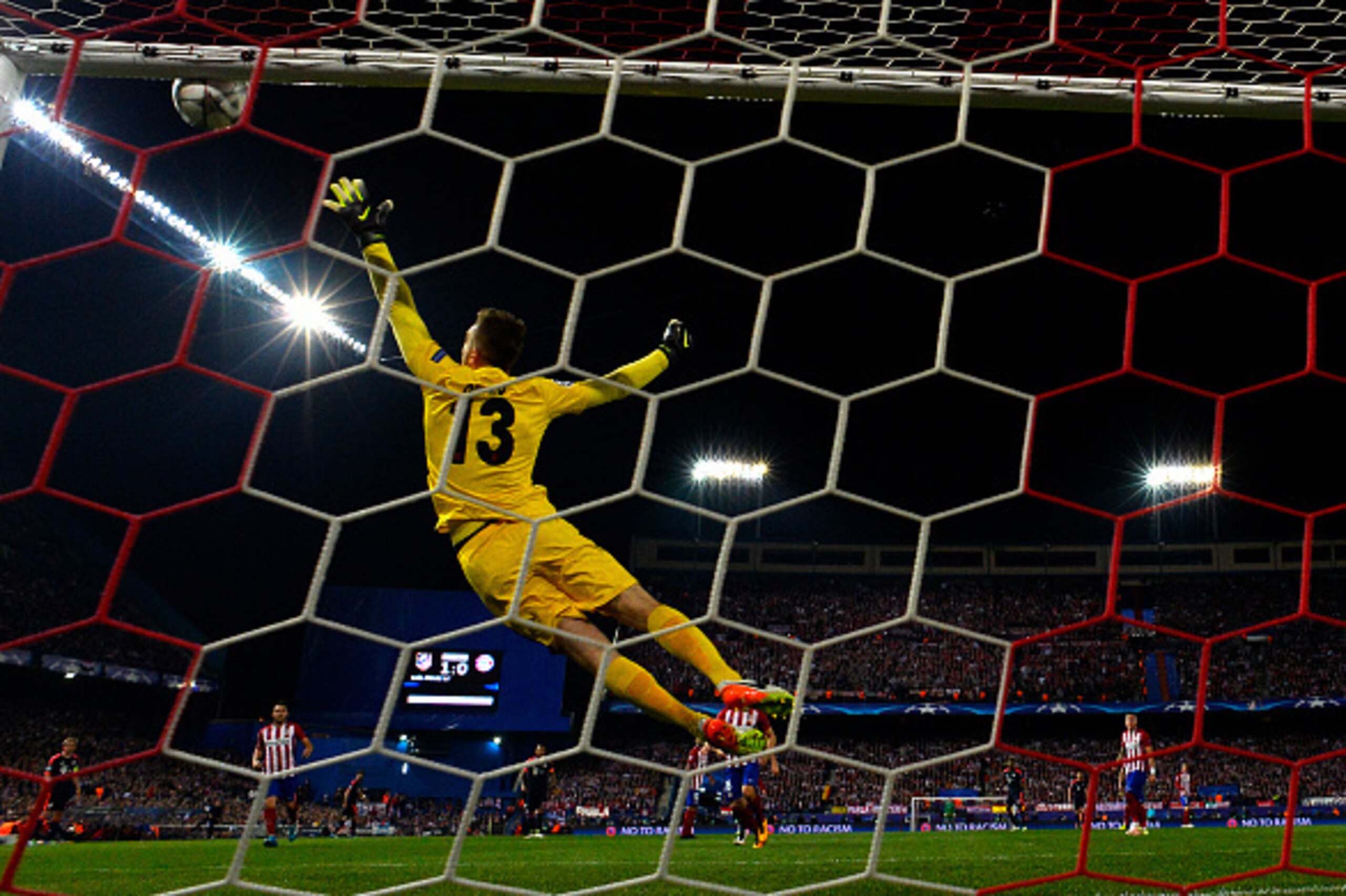 Atletico Madrid's Slovenian goalkeeper Jan Oblak jumps for the ball during the UEFA Champions League semi-final first leg football match Club Atletico de Madrid vs Bayern Munich at the Vicente Calderon stadium in Madrid on April 27, 2016. / AFP / GERARD J