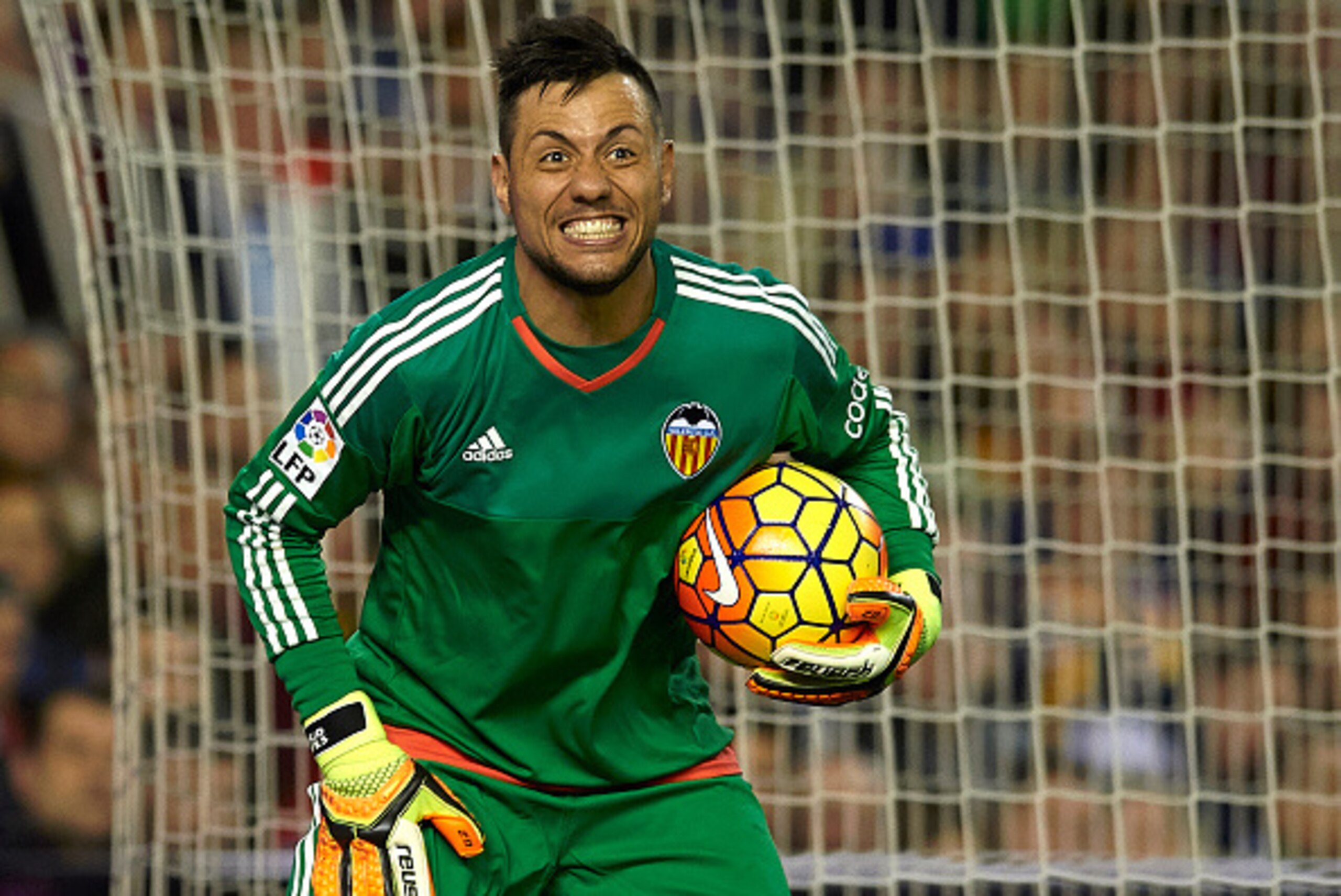 VALENCIA, SPAIN - FEBRUARY 13:  Diego Alves of Valencia reacts during the La Liga match between Valencia CF and RCD Espanyol at Estadi de Mestalla on February 13, 2016 in Valencia, Spain.  (Photo by Manuel Queimadelos Alonso/Getty Images)