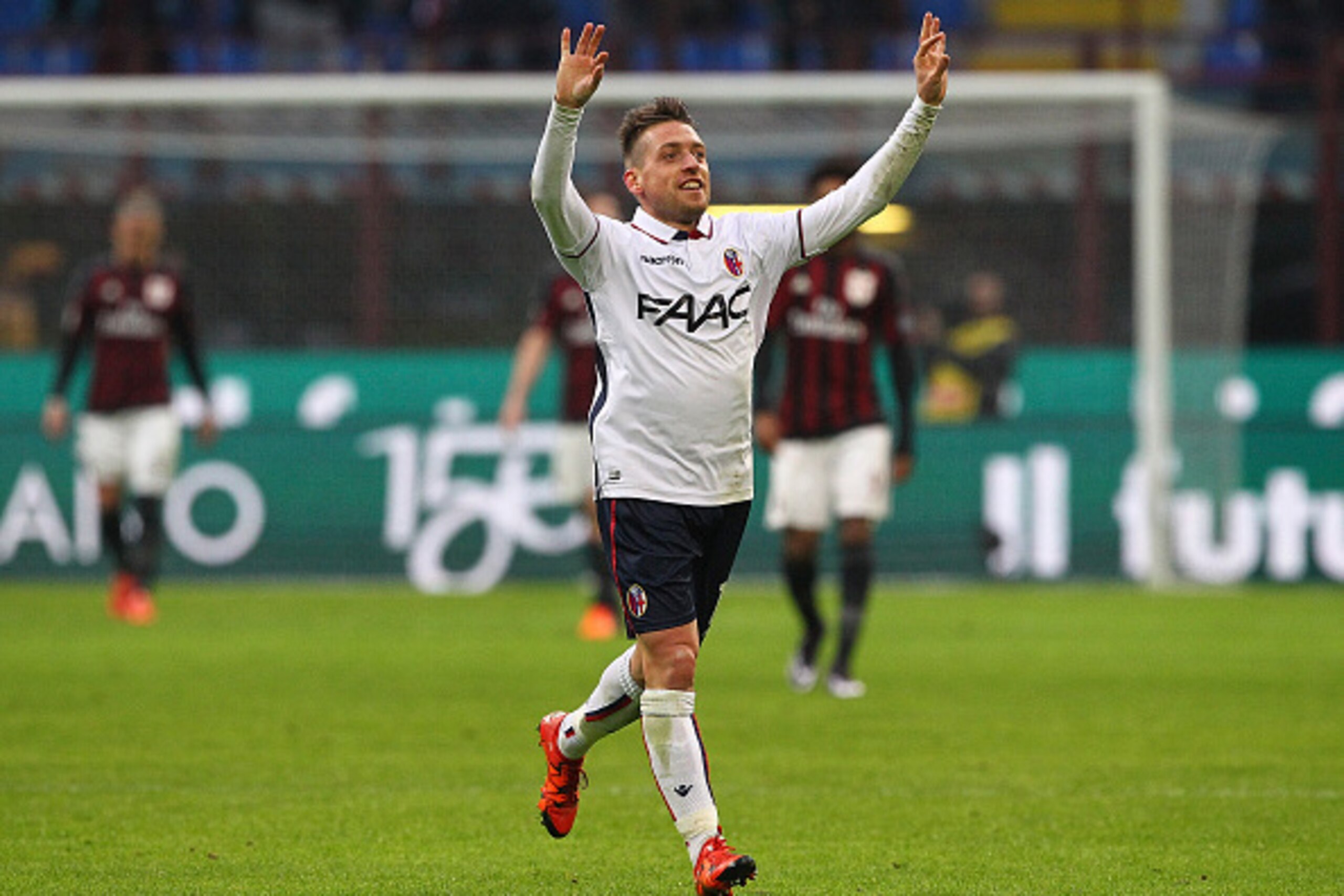 MILAN, ITALY - JANUARY 06:  Emanuele Giaccherini of Bologna FC celebrates after scoring the opening goal during the Serie A match between AC Milan and Bologna FC at Stadio Giuseppe Meazza on January 6, 2016 in Milan, Italy.  (Photo by Marco Luzzani/Getty 
