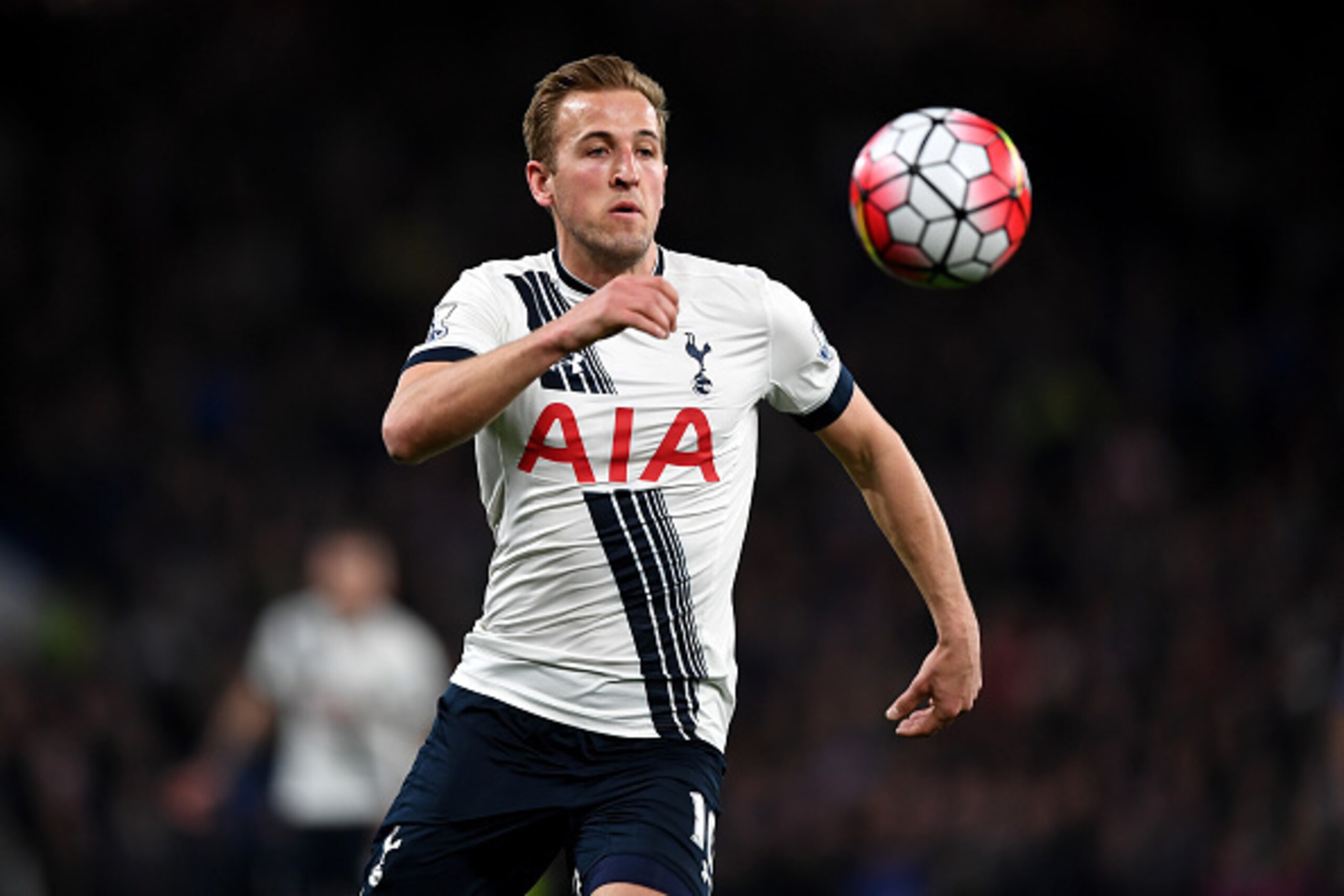 LONDON, ENGLAND - MAY 02:  Harry Kane of Tottenham Hotspur in action during the Barclays Premier League match between Chelsea and Tottenham Hotspur at Stamford Bridge on May 02, 2016 in London, England.jd  (Photo by Shaun Botterill/Getty Images)