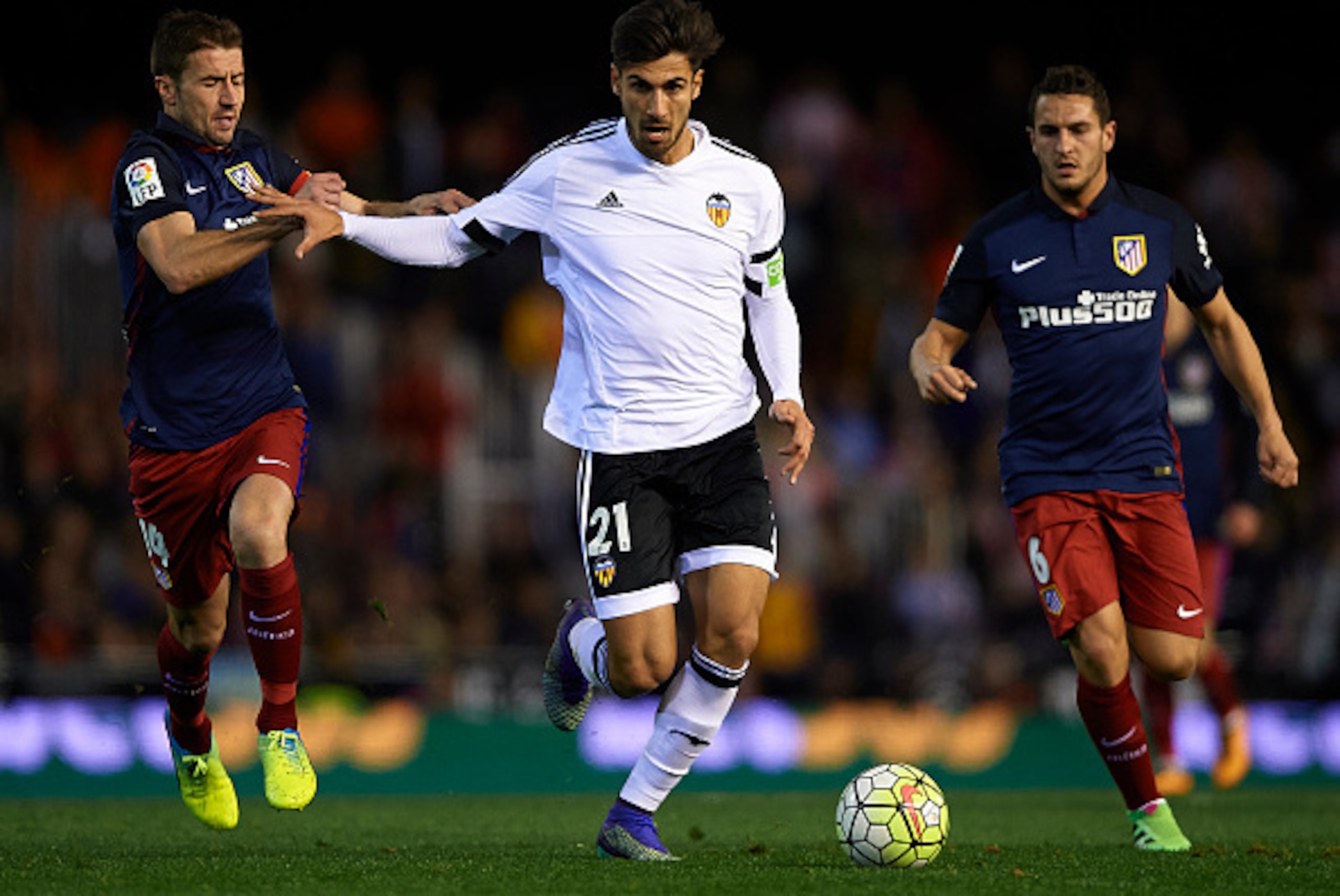 VALENCIA, SPAIN - MARCH 06:  Andre Gomes (21) of Valencia competes for the ball with Gabi of Atletico de Madrid during the La Liga match between Valencia CF and Atletico de Madrid at Estadi de Mestalla on March 06, 2016 in Valencia, Spain.  (Photo by Manu